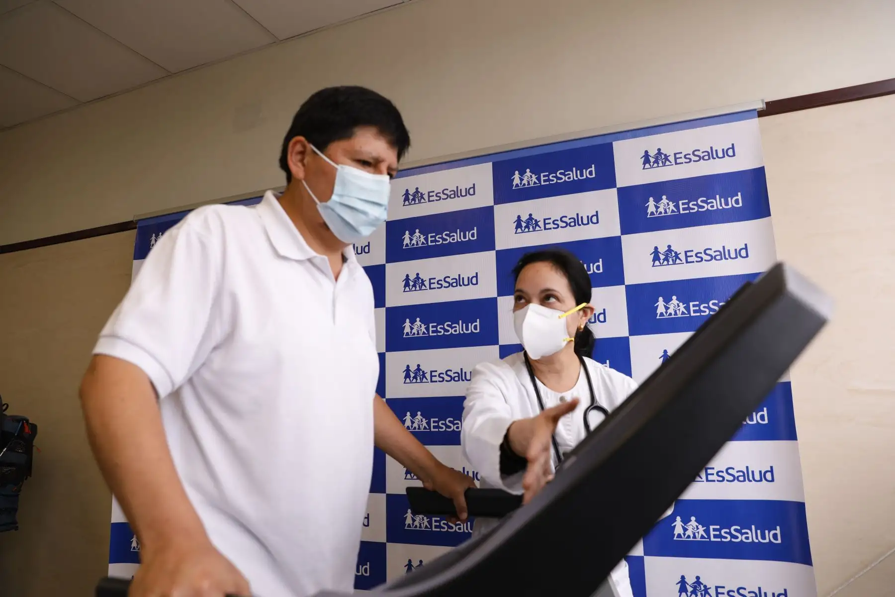 Médicos de EsSalud que vencieron el Covid-19 realizan terapias de rehabilitación para volver a la primera línea de batalla. Foto: Essalud
