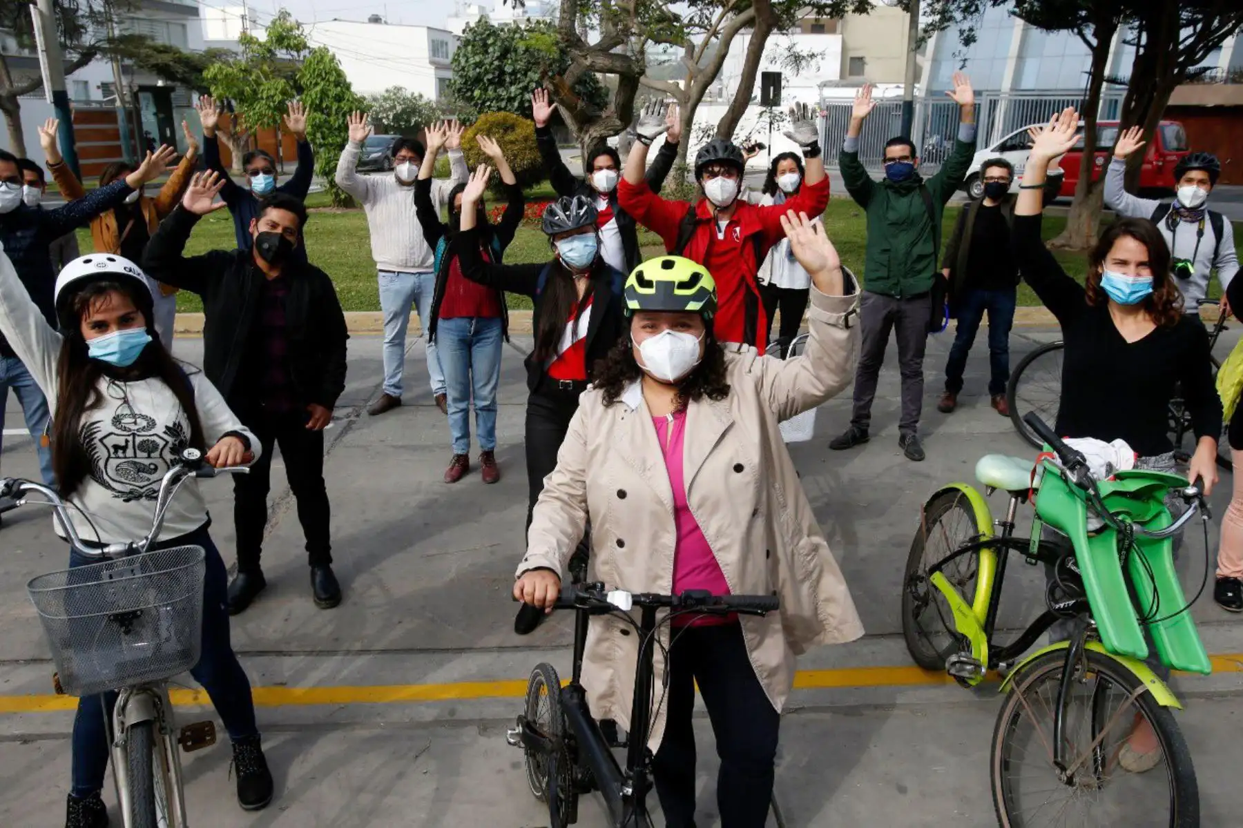 La ministra de Vivienda, Solangel Fernández llega a la sede del MVCS en bicicleta para su primera jornada como titular del sector.
Foto: MVCS