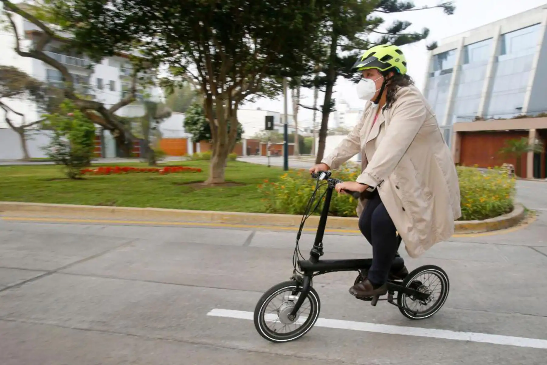 La ministra de Vivienda, Solangel Fernández llega a la sede del MVCS en bicicleta para su primera jornada como titular del sector.
Foto: MVCS