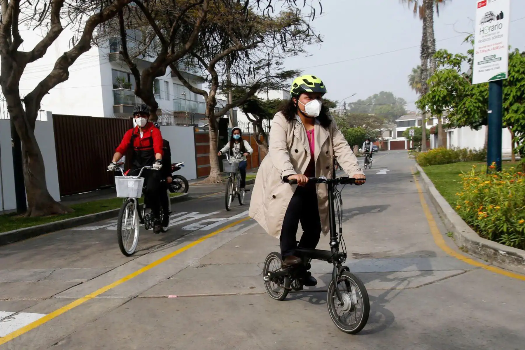 La ministra de Vivienda, Solangel Fernández llega a la sede del MVCS en bicicleta para su primera jornada como titular del sector.
Foto: MVCS