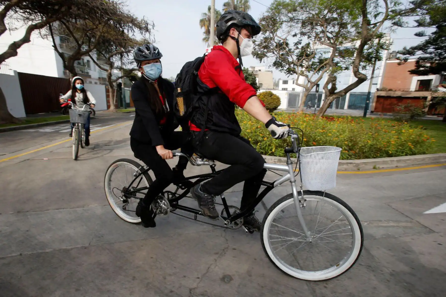 La ministra de Vivienda, Solangel Fernández llega a la sede del MVCS en bicicleta para su primera jornada como titular del sector.
Foto: MVCS