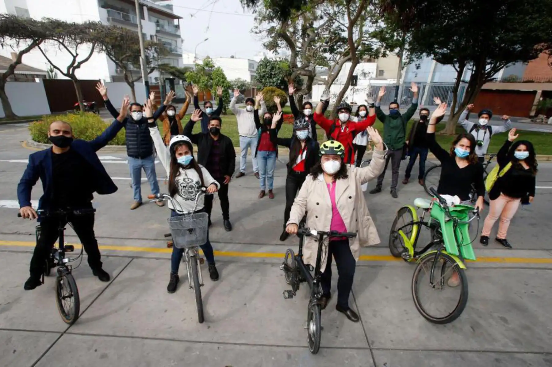 La ministra de Vivienda, Solangel Fernández llega a la sede del MVCS en bicicleta para su primera jornada como titular del sector.
Foto: MVCS