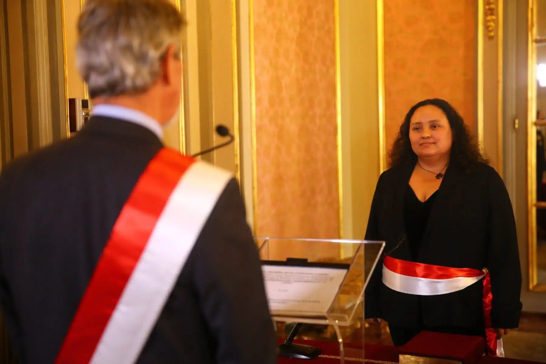 El presidente de la República, Francisco Sagasti, tomó juramento a Solángel Fernández como nueva ministra de Vivienda, Construcción y Saneamiento. 
Foto: ANDINA / Prensa Presidencia