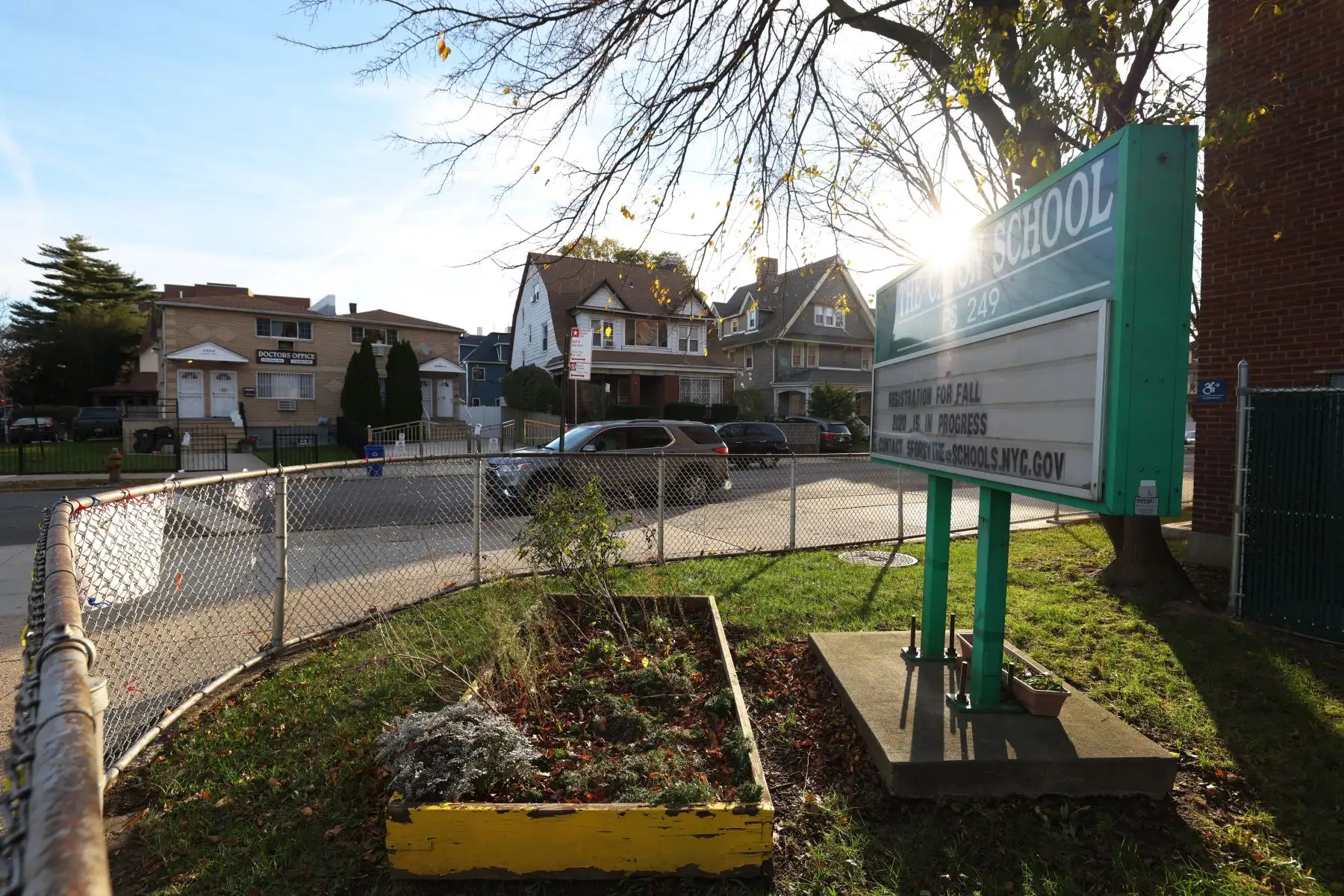 El sol brilla en el letrero del edificio de la escuela Caton en la ciudad de Nueva York. El alcalde Bill de Blasio cerró todas las escuelas públicas de la ciudad de Nueva York ,la tasa de positividad del coronavirus del 3 por ciento en un promedio móvil de siete días. 
Foto: AFP
