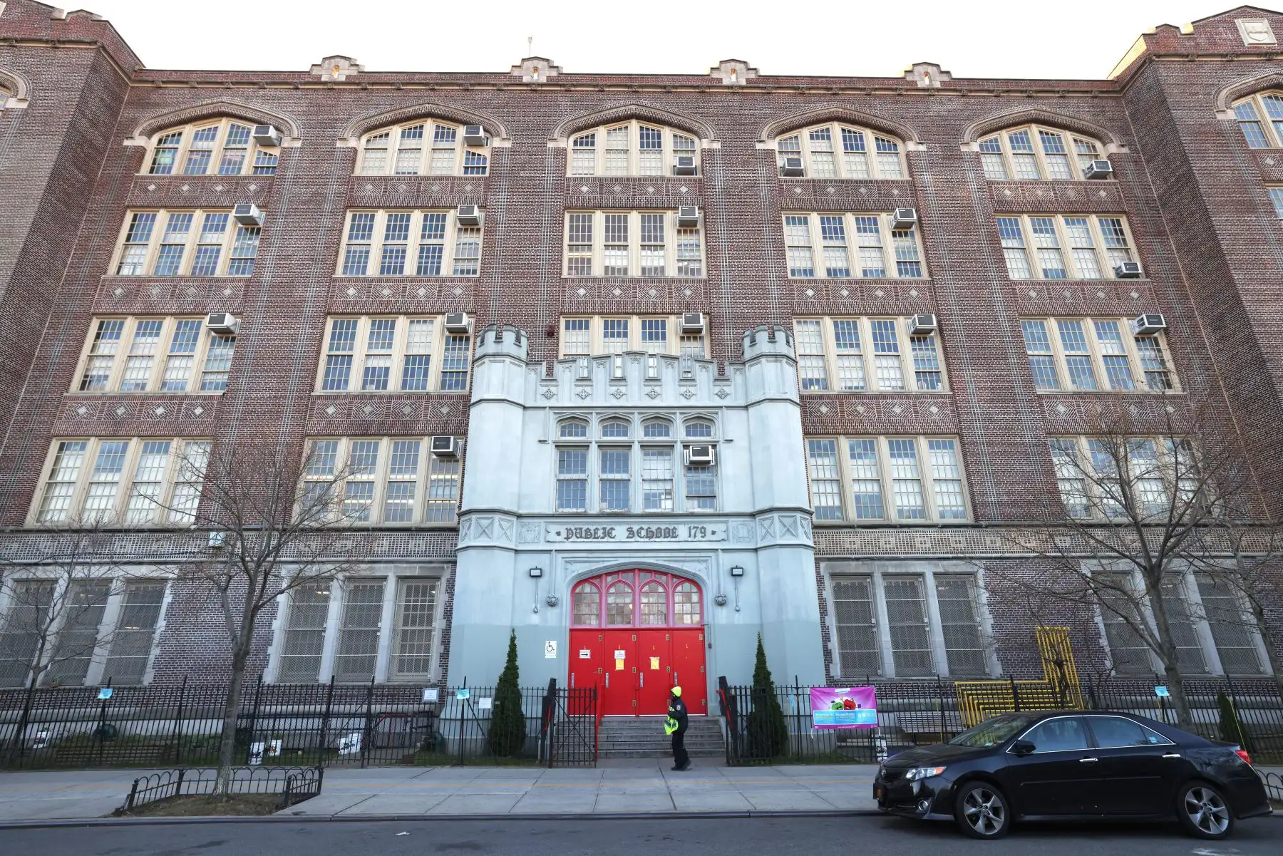 Una persona pasa por la entrada del edificio escolar PS 179  en la ciudad de Nueva York. El alcalde Bill de Blasio cerró todas las escuelas públicas de la ciudad de Nueva York donde se alcanza una tasa de positividad del coronavirus del 3 por ciento en un promedio móvil de siete días. 
Foto: AFP