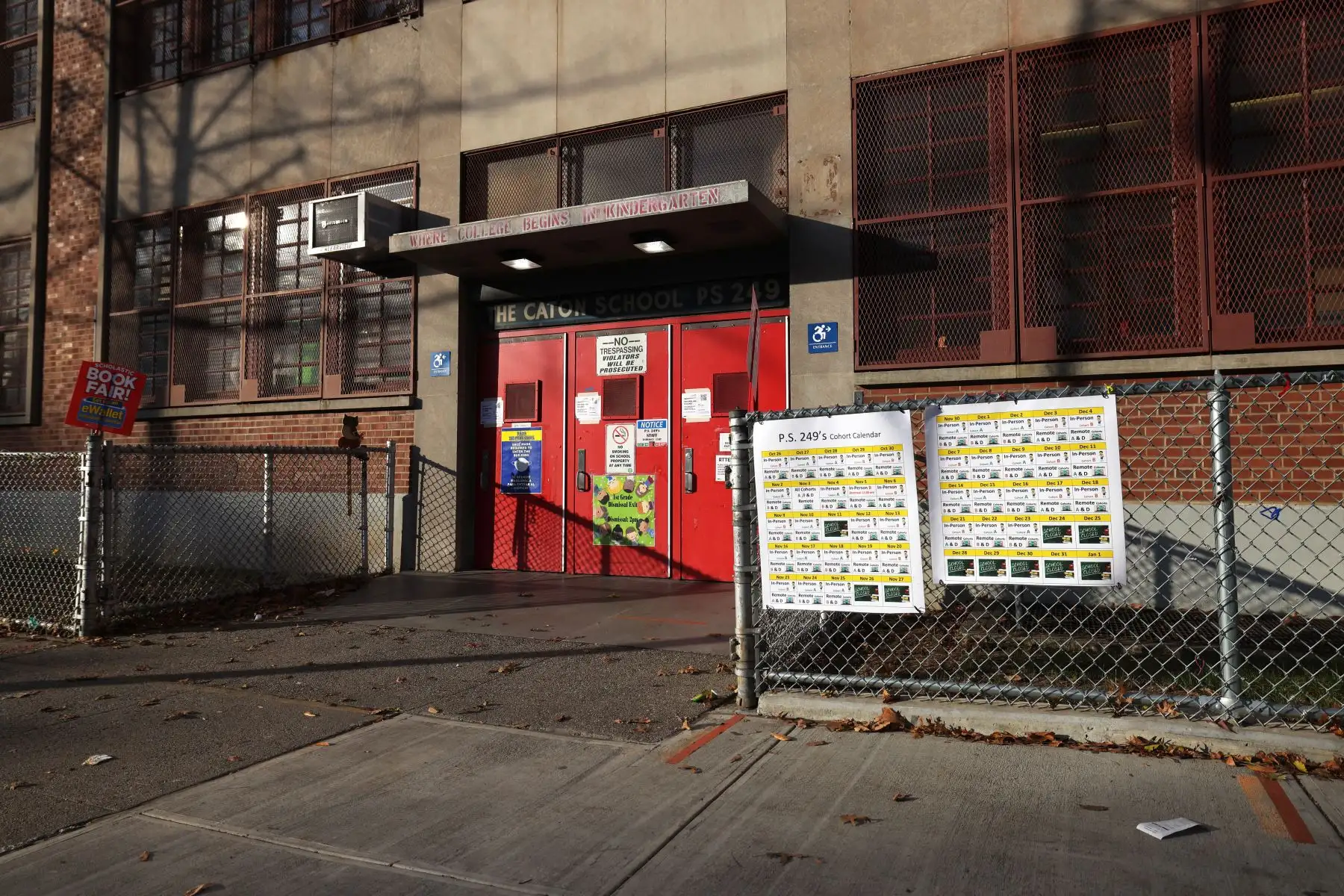 La entrada a PS 249 el edificio de la escuela Caton en la ciudad de Nueva York. El alcalde Bill de Blasio cerró todas las escuelas públicas de la ciudad de Nueva York, la  tasa de positividad del coronavirus creció del 3 por ciento en un promedio móvil de siete días. 
Foto: AFP