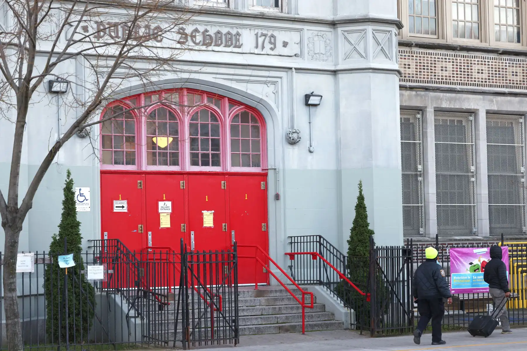 La gente pasa por la entrada del edificio escolar PS 179 en la ciudad de Nueva York. El alcalde Bill de Blasio cerró todas las escuelas públicas de la ciudad de Nueva York.
Foto: AFP