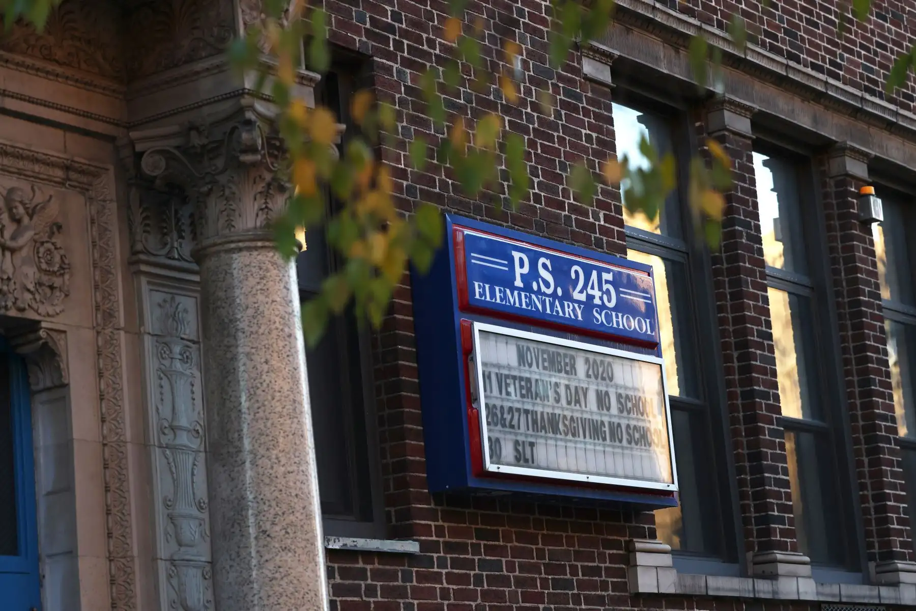 El edificio escolar PS 245  en la ciudad de Nueva York. El alcalde Bill de Blasio cerró todas las escuelas públicas de la ciudad de Nueva York.
Foto: AFP
