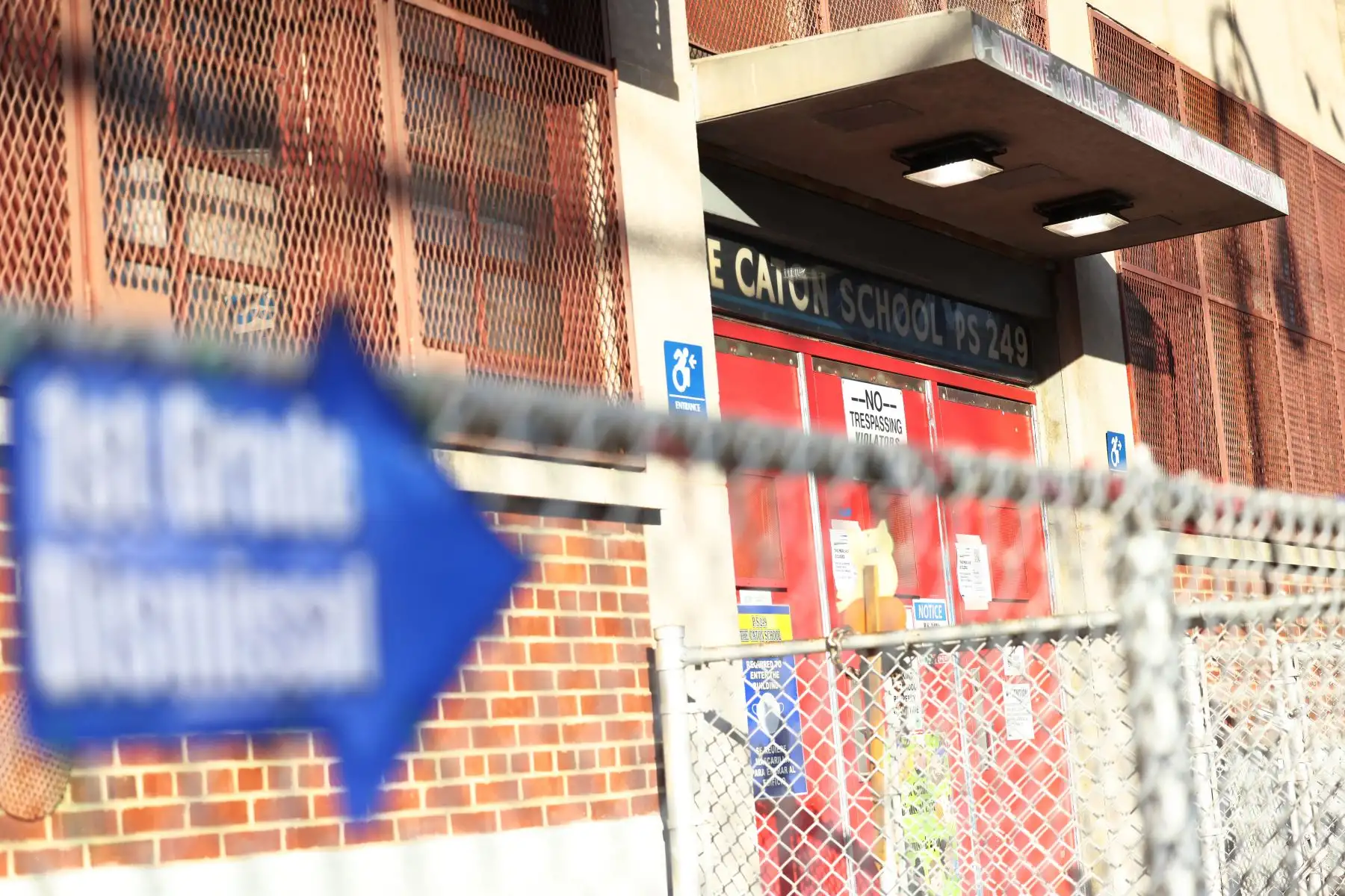 La entrada a PS 249 el edificio de la escuela Caton en la ciudad de Nueva York. El alcalde Bill de Blasio cerró todas las escuelas públicas de la ciudad de Nueva York.
Foto: AFP