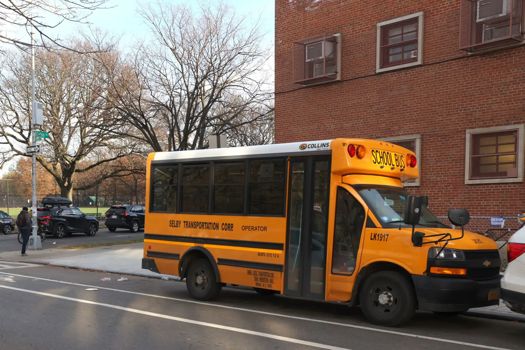 Un autobús escolar está estacionado afuera de la escuela PS 249 en el edificio de la escuela Caton  en la ciudad de Nueva York. El alcalde Bill de Blasio cerró todas las escuelas públicas de la ciudad de Nueva York.
Foto: AFP