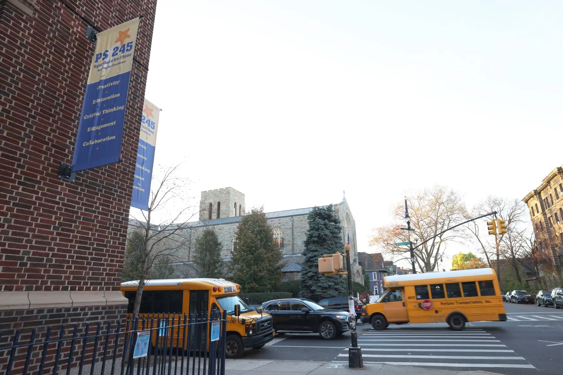 Un autobús escolar pasa por el edificio escolar PS 245  en la ciudad de Nueva York. El alcalde Bill de Blasio cerró todas las escuelas públicas de la ciudad de Nueva York.
Foto: AFP