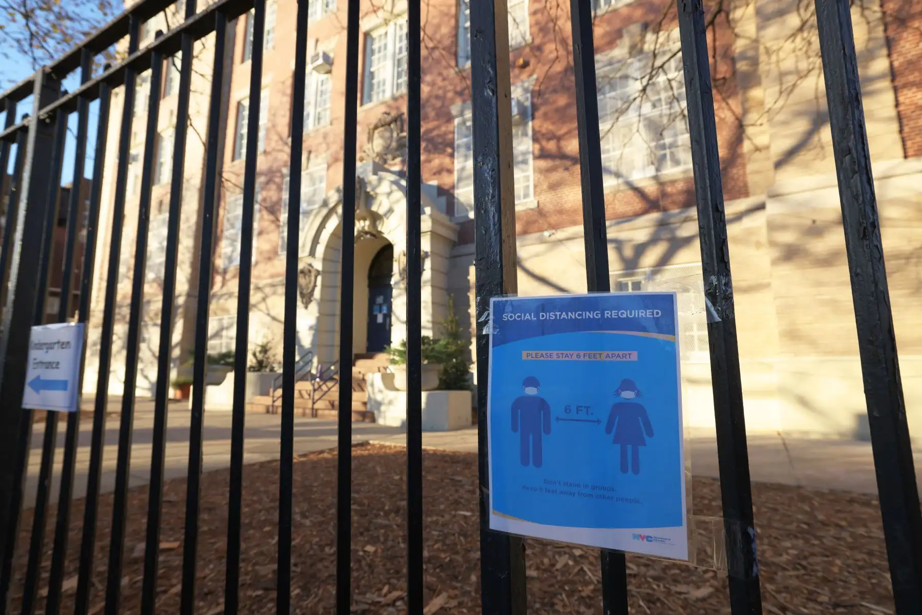 Un letrero de distanciamiento social se coloca en una cerca afuera de la escuela PS 130 The Parkside School en la ciudad de Nueva York. El alcalde Bill de Blasio cerró todas las escuelas públicas de la ciudad de Nueva York.
Foto: AFP