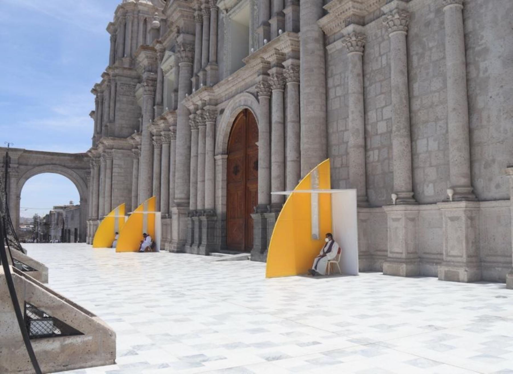 El Arzobispado de Arequipa se adecuada a la nueva realidad pospandemia de covid-19 e instala cocnfesionarios abiertos en el atrio de la catedral de la Ciudad Blanca.