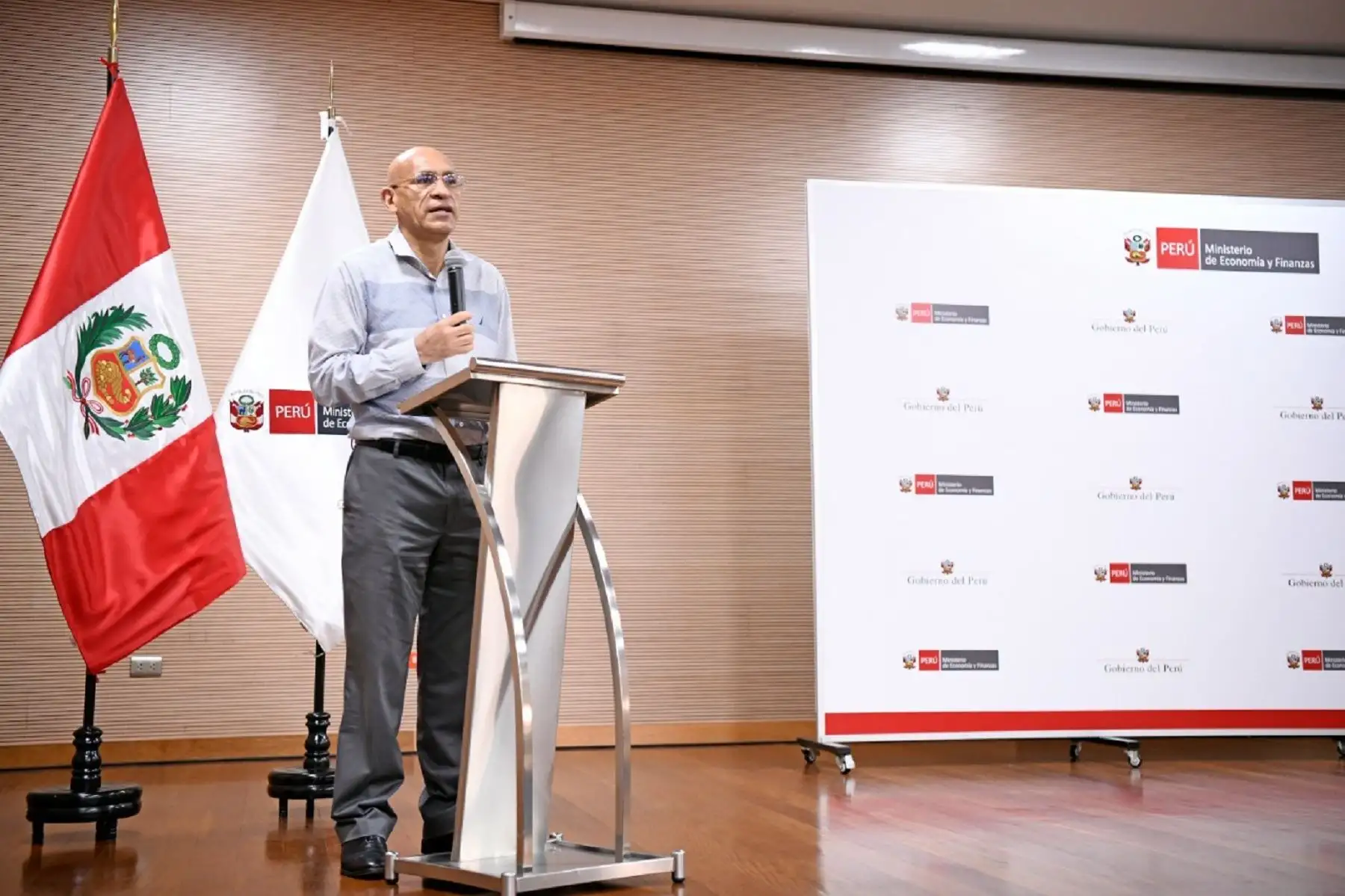 Ministro de Economía y Finanzas, Waldo Mendoza.