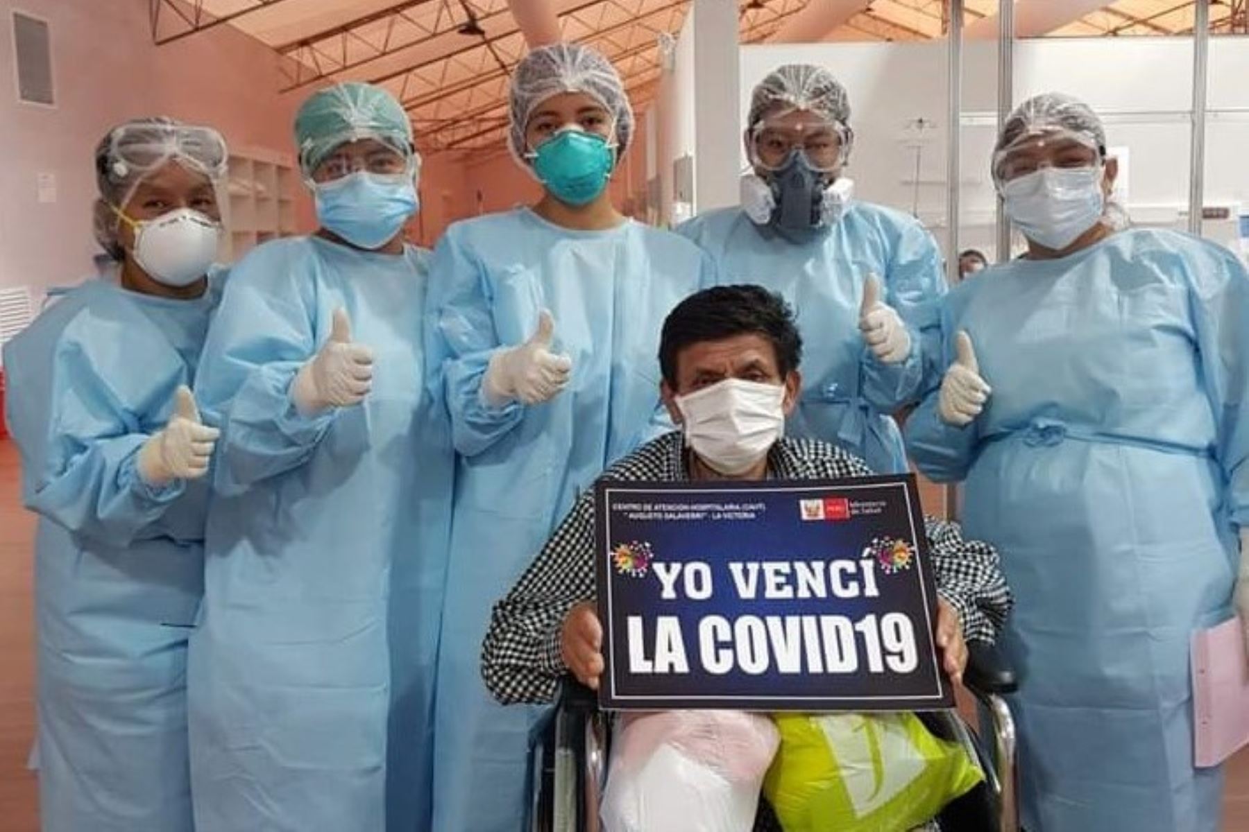 Un paciente recibe el alta tras vencer al covid-19 en el centro de hospitalización temporal de Chiclayo. Foto: ANDINA/Difusión