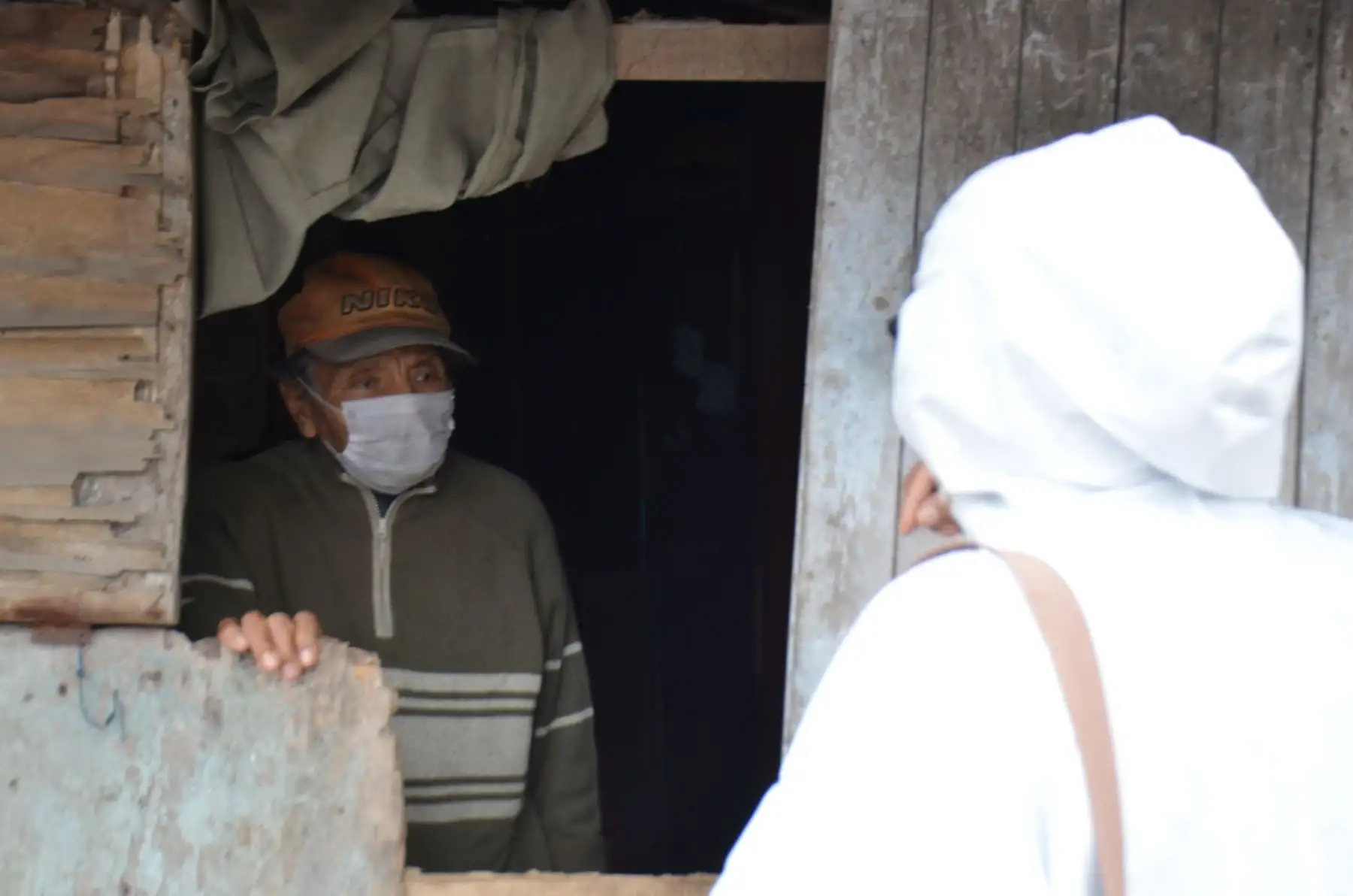 DIRIS Lima Sur fortalece acciones de Lucha frente al Dengue. Equipos de salud ambiental realizan inspecciones  en más de 2500 viviendas en Villa El Salvador, Villa María del Triunfo, Barranco y Chorrillo. Foto: Diris Lima Sur