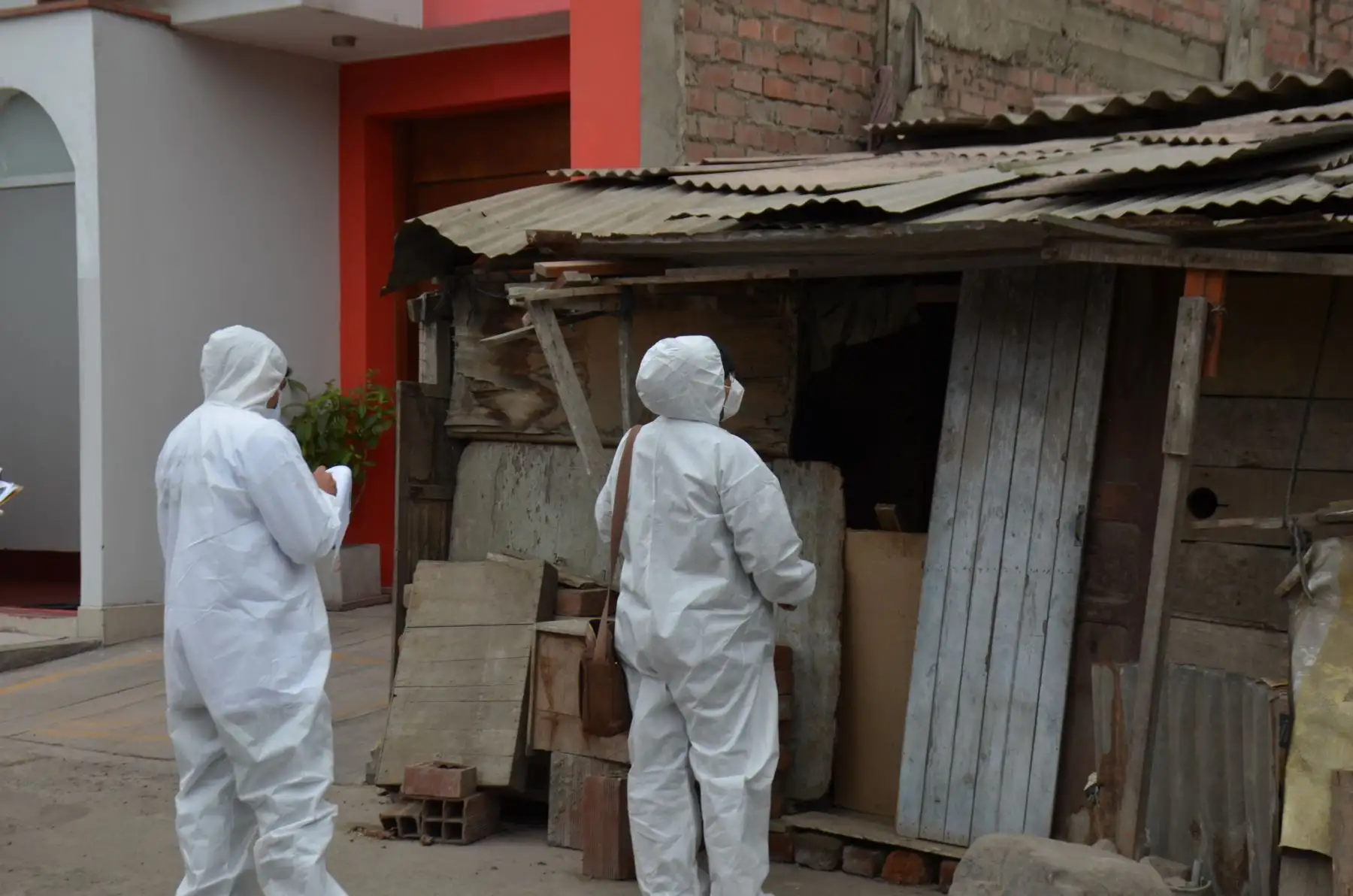 DIRIS Lima Sur fortalece acciones de Lucha frente al Dengue. Equipos de salud ambiental realizan inspecciones  en más de 2500 viviendas en Villa El Salvador, Villa María del Triunfo, Barranco y Chorrillo. Foto: Diris Lima Sur