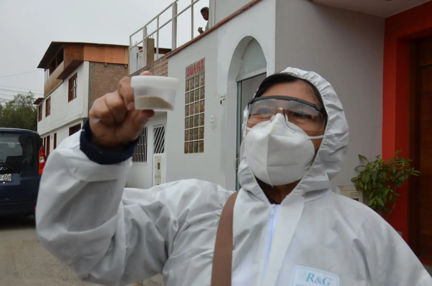DIRIS Lima Sur fortalece acciones de Lucha frente al Dengue. Equipos de salud ambiental realizan inspecciones  en más de 2500 viviendas en Villa El Salvador, Villa María del Triunfo, Barranco y Chorrillo. Foto: Diris Lima Sur