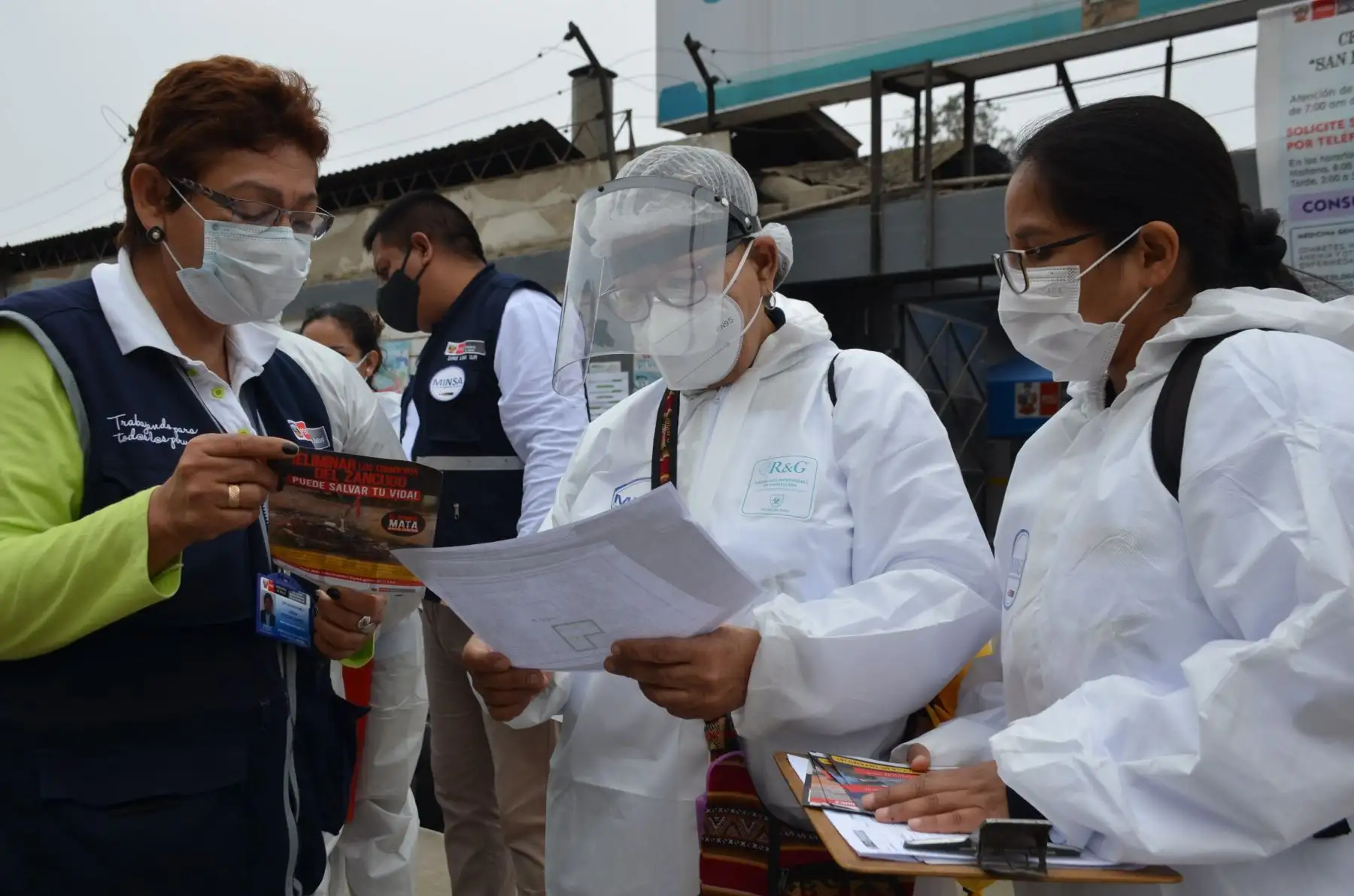 DIRIS Lima Sur fortalece acciones de Lucha frente al Dengue. Equipos de salud ambiental realizan inspecciones  en más de 2500 viviendas en Villa El Salvador, Villa María del Triunfo, Barranco y Chorrillo. Foto: Diris Lima Sur