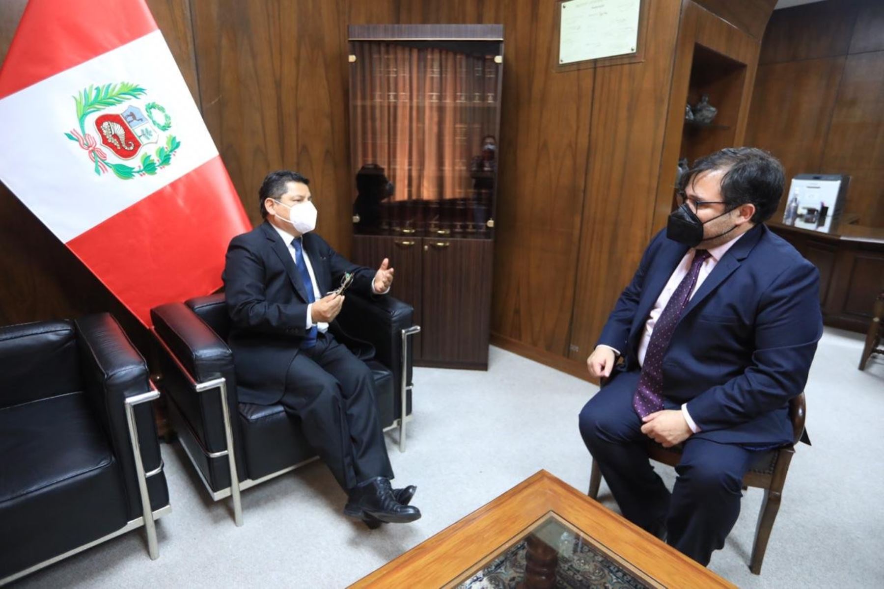 El ministro de Justicia, Eduardo Vega, se reunió con el procurador general, Daniel Soria. (Foto: Minjus)