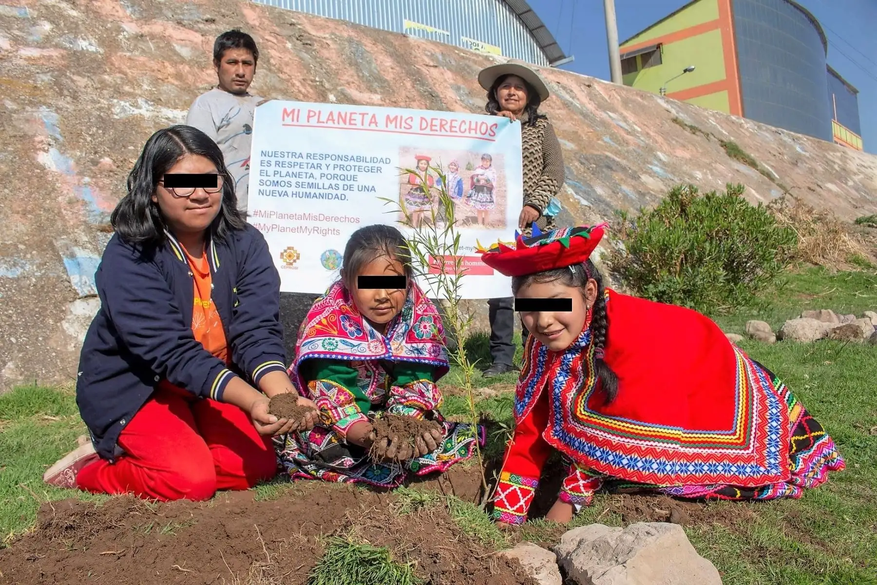 Niñas, niños y padres de familia participan en la campaña Mi plante, mis derechos.
