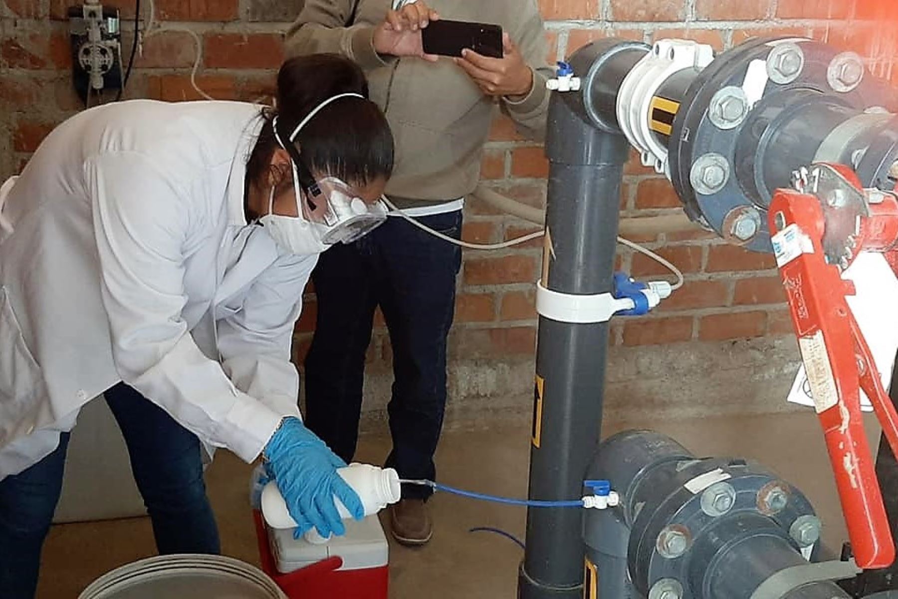 Especialistas en salud ambiental toman muestras para determinar el nivel de arsénico en el agua que consume la población de Pacora, región Lambayeque. Foto: ANDINA/Difusión