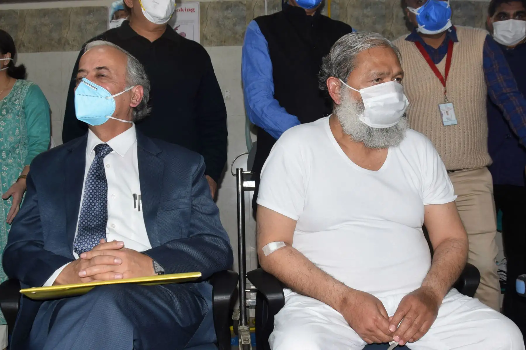 El ministro de Salud del estado de Haryana, en India, Anil Vij quien se ofreció a ser voluntario para administrar la dosis de prueba de la vacuna contra el coronavirus covid-19, es atendido en un hospital civil en Ambala.
Foto: AFP