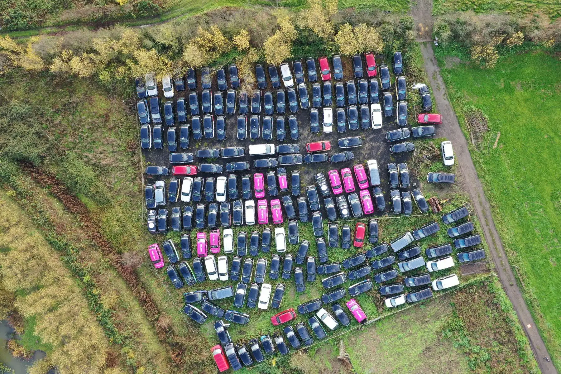 Una vista aérea muestra taxis negros de Londres estacionados en un campo en Epping, al noreste de Londres. Algunos taxistas que alquilan sus taxis los han devuelto a empresas de flotas, que luego se ven obligadas a almacenar los vehículos en los campos de la ciudad.
Foto: AFP