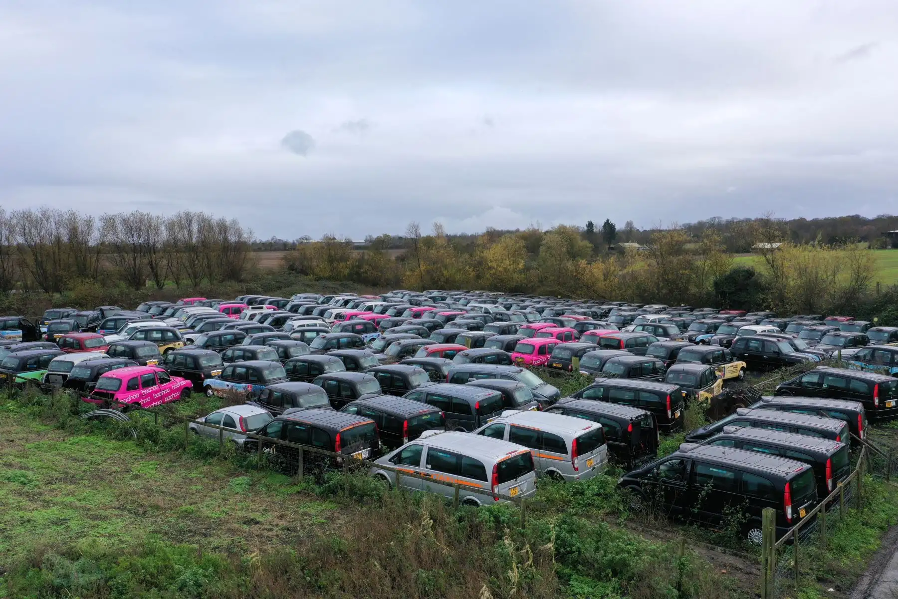 Una vista aérea muestra taxis negros de Londres estacionados en un campo en Epping, al noreste de Londres. Algunos taxistas que alquilan sus taxis los han devuelto a empresas de flotas, que luego se ven obligadas a almacenar los vehículos en los campos de la ciudad.
Foto: AFP