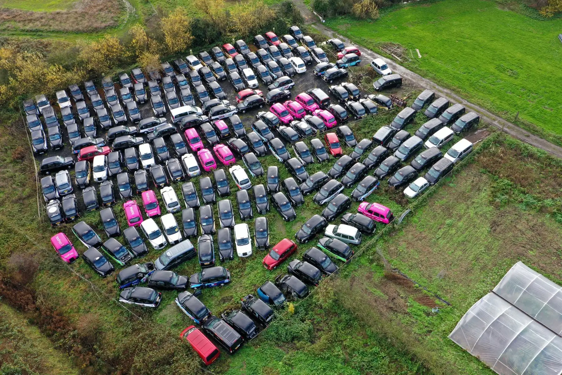 Una vista aérea muestra taxis negros de Londres estacionados en un campo en Epping, al noreste de Londres. Algunos taxistas que alquilan sus taxis los han devuelto a empresas de flotas, que luego se ven obligadas a almacenar los vehículos en los campos de la ciudad.
Foto: AFP