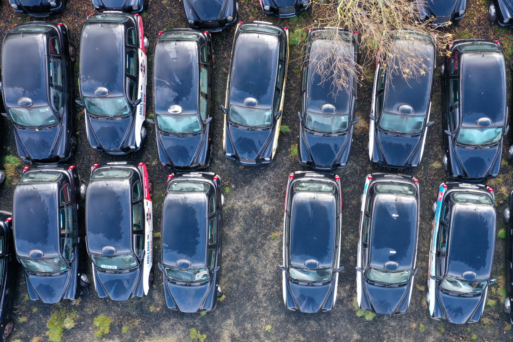 Una vista aérea muestra taxis negros de Londres estacionados en un campo en Epping, al noreste de Londres. Algunos taxistas que alquilan sus taxis los han devuelto a empresas de flotas, que luego se ven obligadas a almacenar los vehículos en los campos de la ciudad.
Foto: AFP