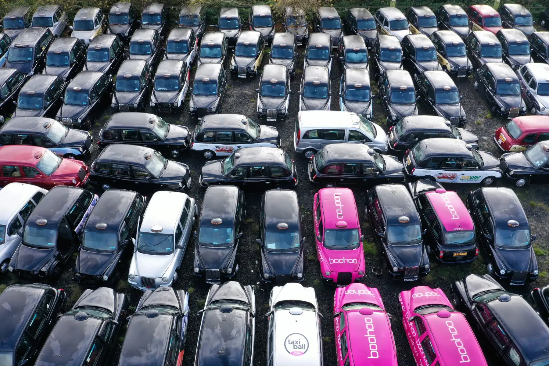 Una vista aérea muestra taxis negros de Londres estacionados en un campo en Epping, al noreste de Londres. Algunos taxistas que alquilan sus taxis los han devuelto a empresas de flotas, que luego se ven obligadas a almacenar los vehículos en los campos de la ciudad.
Foto: AFP