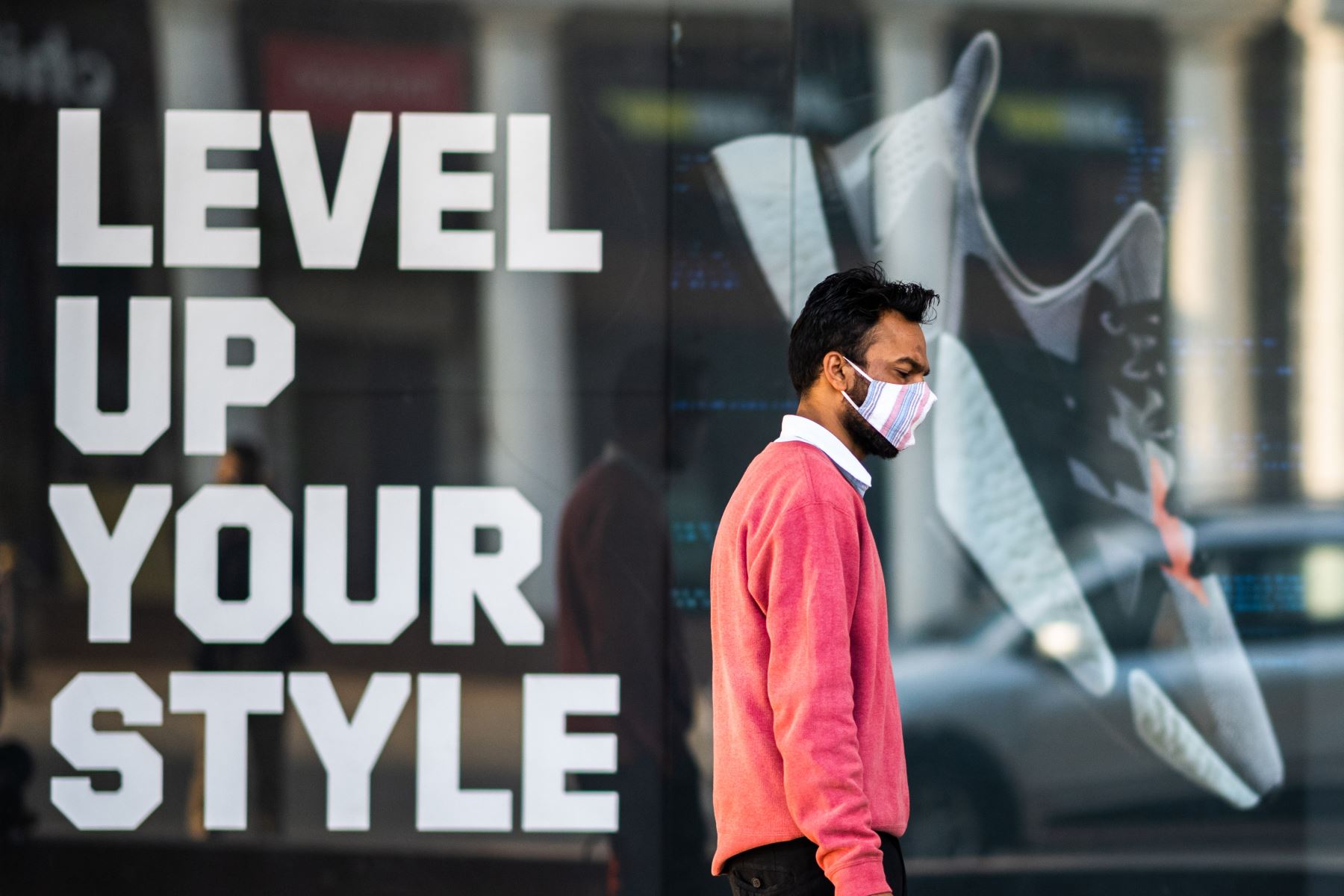 Un hombre que usa una mascarilla como medida preventiva contra el coronavirus Covid-19 pasa frente a una tienda en Nueva Delhi.Los casos de coronavirus en India superaron los nueve millones.
Foto: AFP