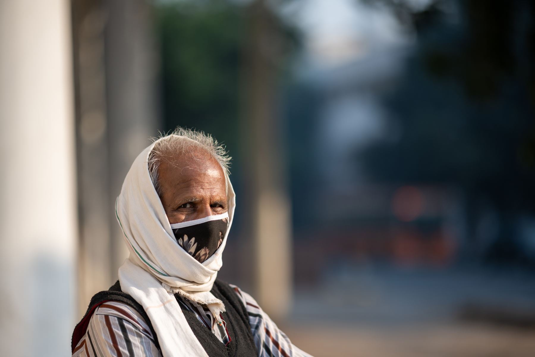 Un hombre que usa una mascarilla como medida preventiva contra el coronavirus  espera para cruzar una calle en Nueva Delhi .Los casos de coronavirus en India superaron los nueve millones.
Foto: AFP