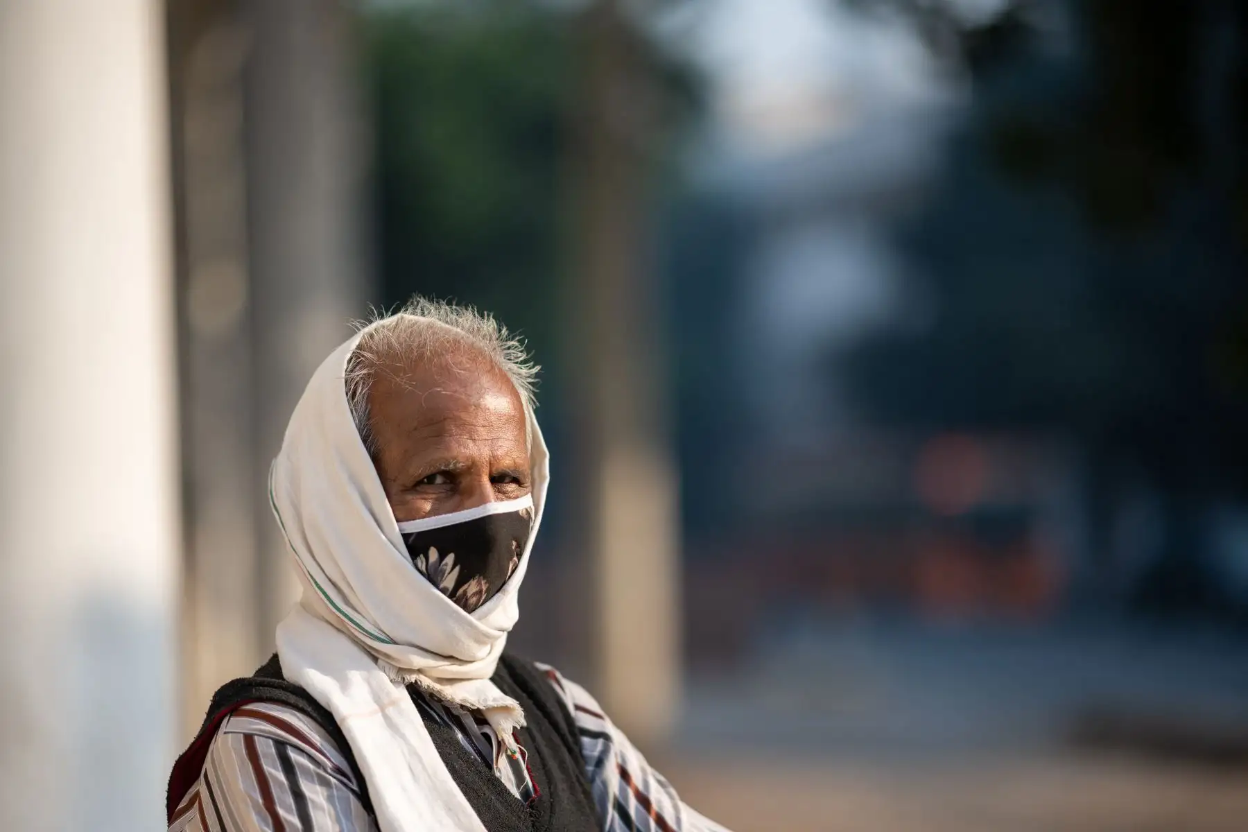 Un hombre que usa una mascarilla como medida preventiva contra el coronavirus  espera para cruzar una calle en Nueva Delhi .Los casos de coronavirus en India superaron los nueve millones.
Foto: AFP