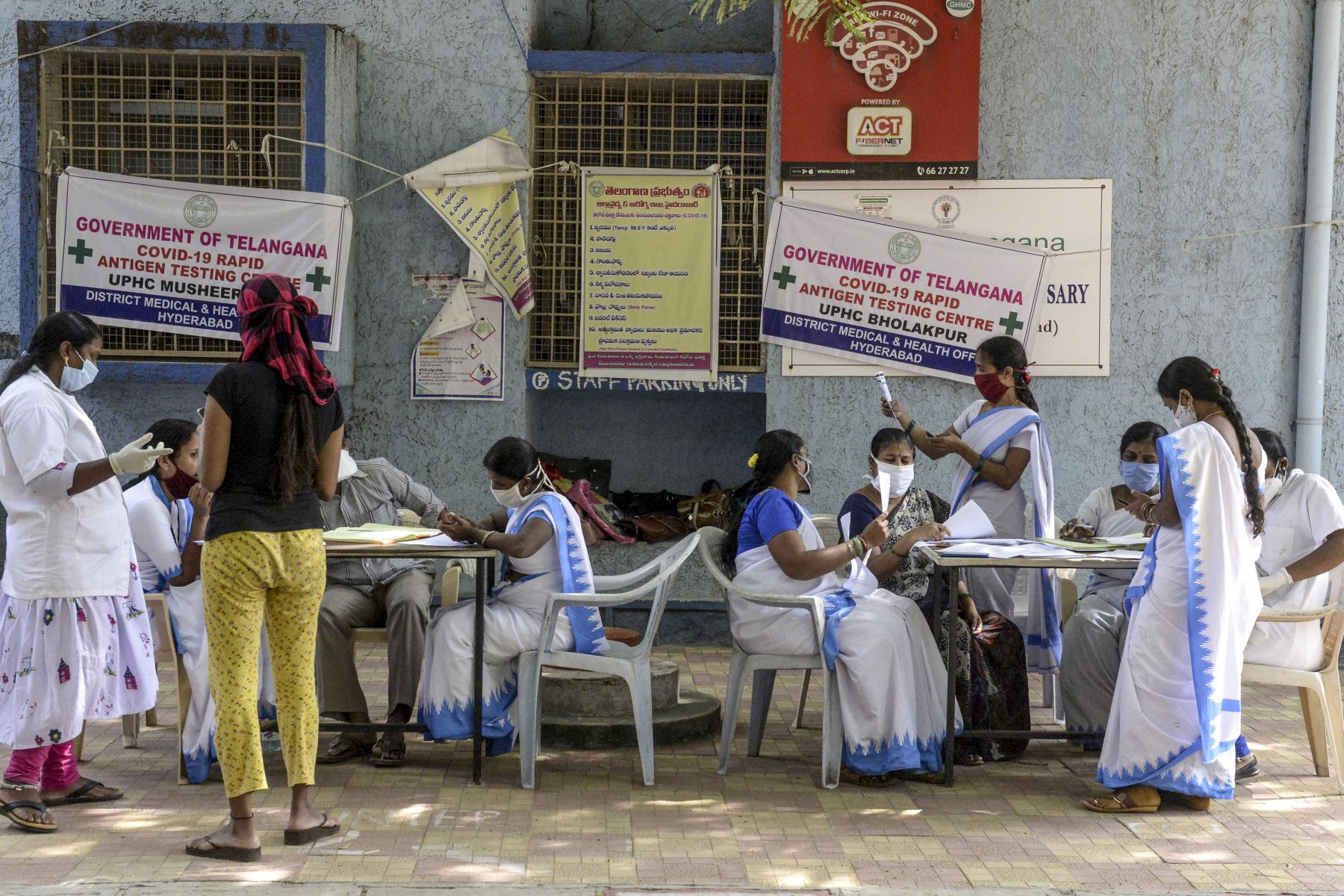 El personal médico registra los nombres de los residentes que se sometieron a pruebas de hisopado para el covid-19 en un centro de salud primario en Hyderabad. El número de casos de coronavirus en India superó los nueve millones.
Foto: AFP