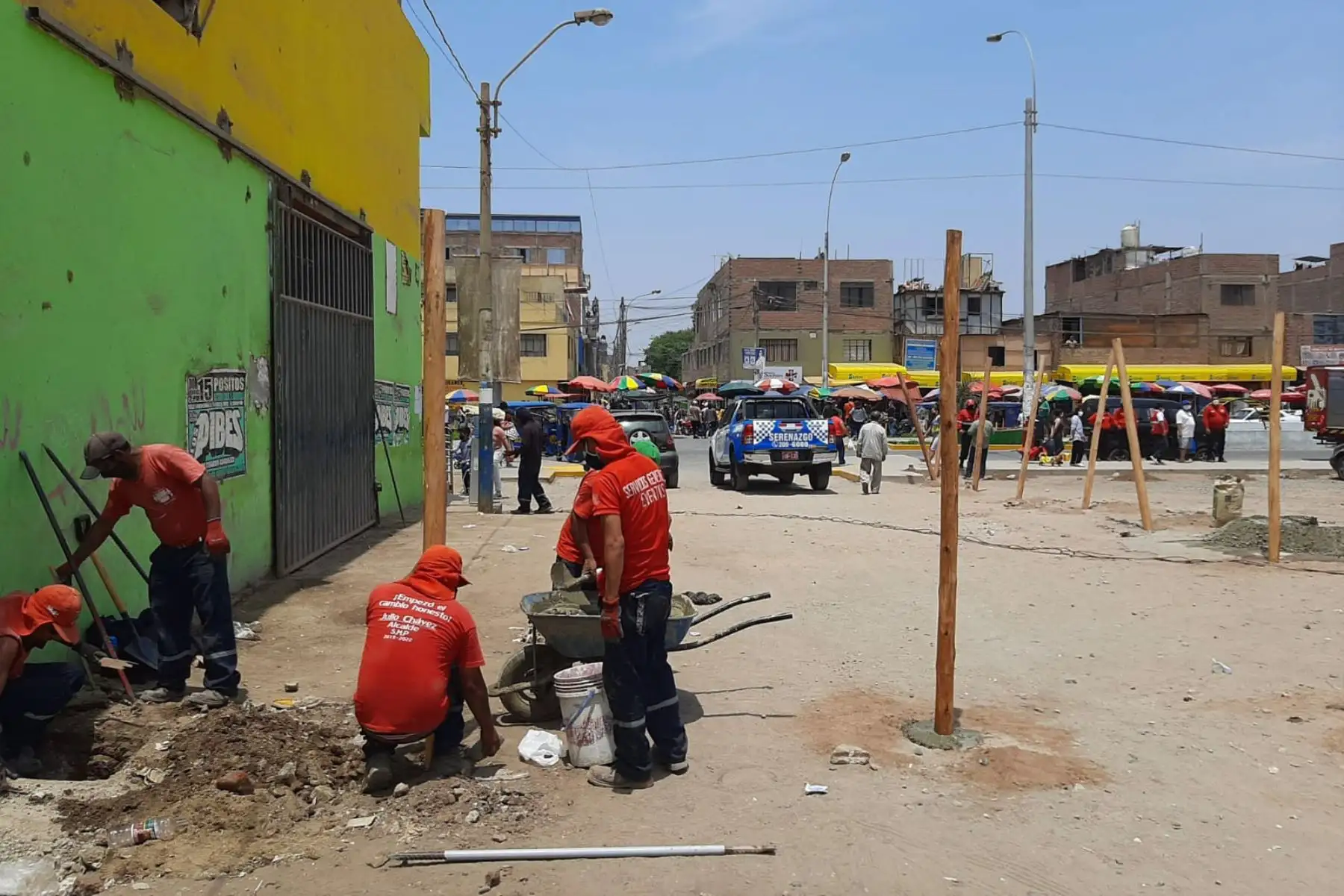 El Ministerio de Cultura, en alianza con la Municipalidad de San Martín de Porres, y con el apoyo de los vecinos, realizó una jornada de limpieza e instalación de un cerco perimétrico a la huaca Condevilla Señor II, con el objetivo de proteger y poner en valor nuestro patrimonio ancestral. Foto: Mincul