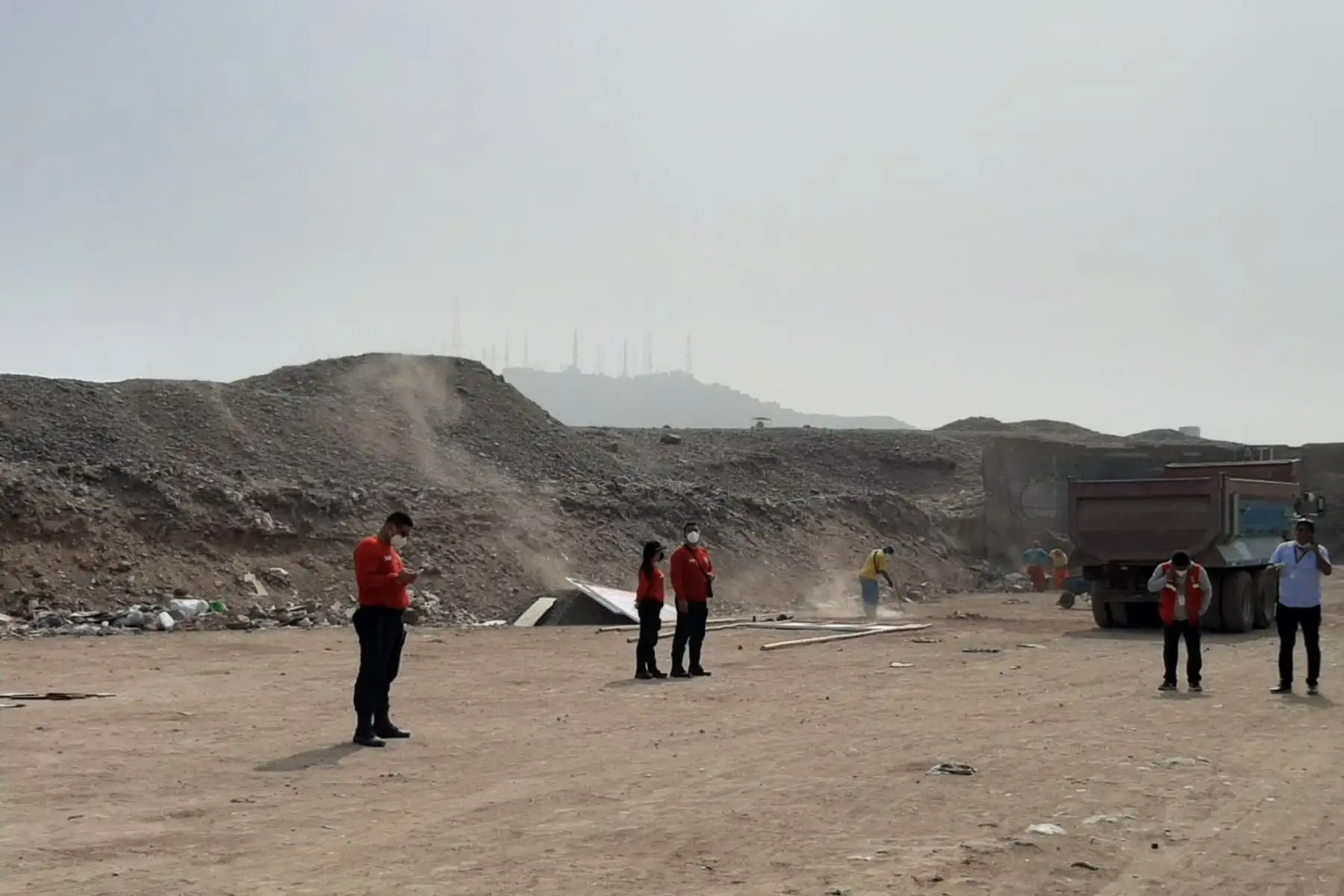 El Ministerio de Cultura, en alianza con la Municipalidad de San Martín de Porres, y con el apoyo de los vecinos, realizó una jornada de limpieza e instalación de un cerco perimétrico a la huaca Condevilla Señor II, con el objetivo de proteger y poner en valor nuestro patrimonio ancestral. Foto: Mincul