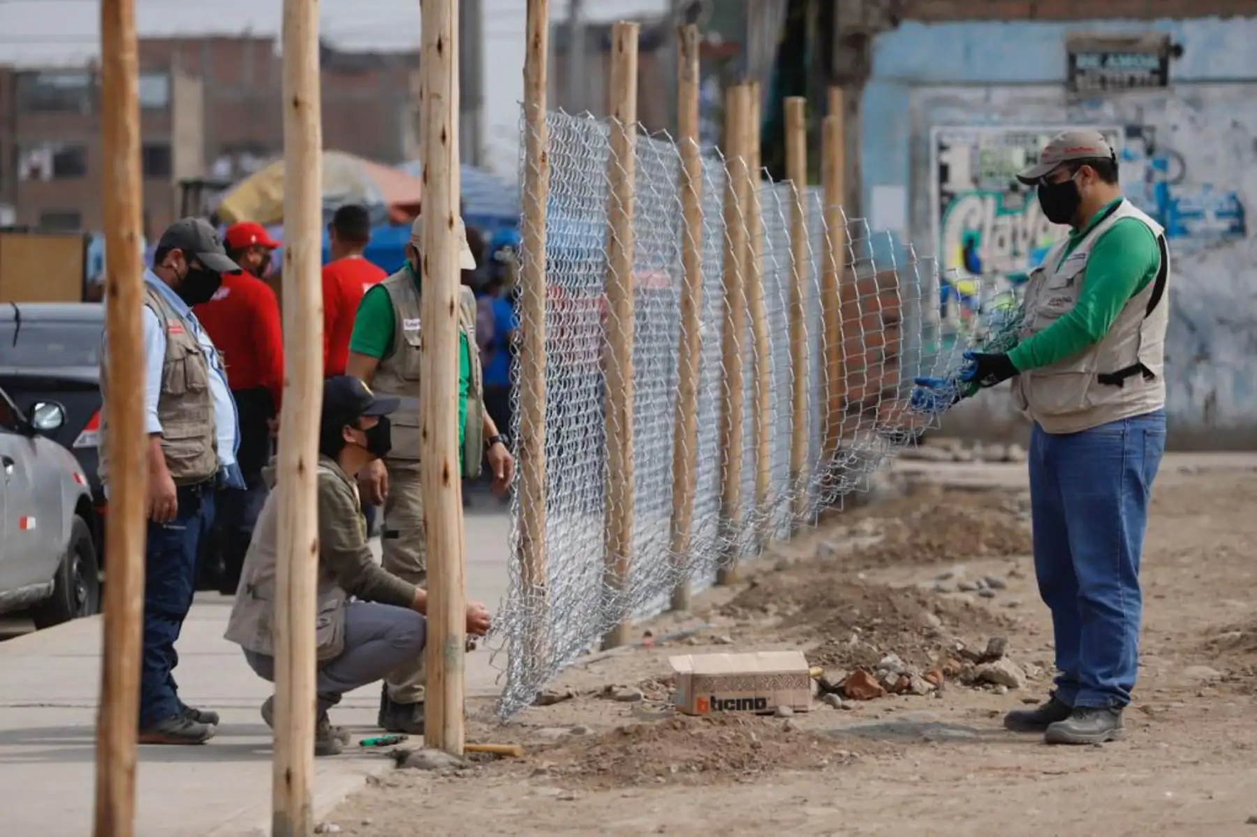 El Ministerio de Cultura, en alianza con la Municipalidad de San Martín de Porres, y con el apoyo de los vecinos, realizó una jornada de limpieza e instalación de un cerco perimétrico a la huaca Condevilla Señor II, con el objetivo de proteger y poner en valor nuestro patrimonio ancestral. Foto: Mincul