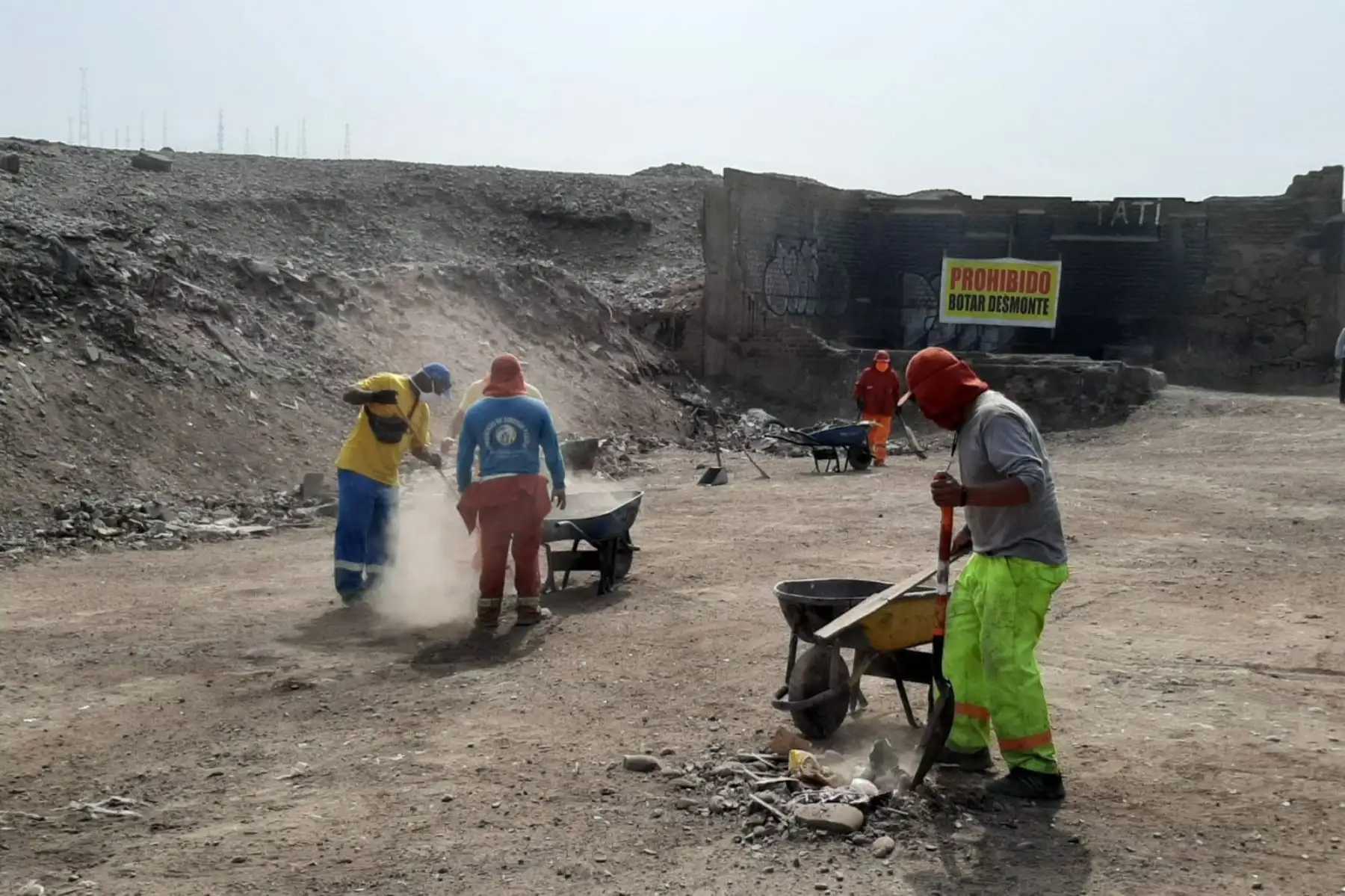 El Ministerio de Cultura, en alianza con la Municipalidad de San Martín de Porres, y con el apoyo de los vecinos, realizó una jornada de limpieza e instalación de un cerco perimétrico a la huaca Condevilla Señor II, con el objetivo de proteger y poner en valor nuestro patrimonio ancestral. Foto: Mincul