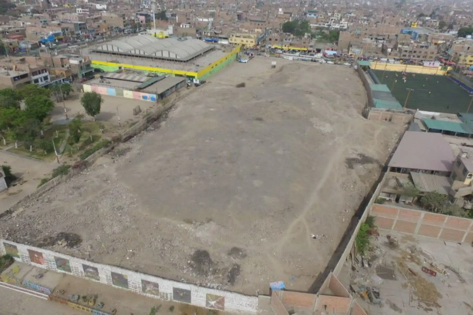 El Ministerio de Cultura, en alianza con la Municipalidad de San Martín de Porres, y con el apoyo de los vecinos, realizó una jornada de limpieza e instalación de un cerco perimétrico a la huaca Condevilla Señor II, con el objetivo de proteger y poner en valor nuestro patrimonio ancestral. Foto: Mincul