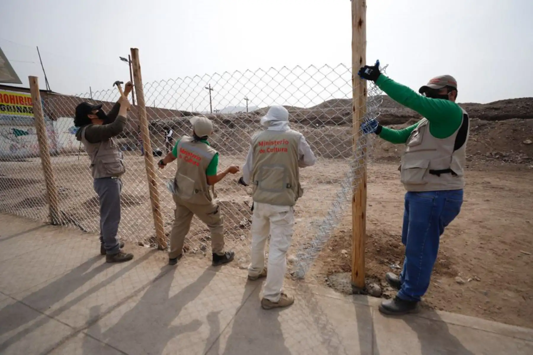 El Ministerio de Cultura, en alianza con la Municipalidad de San Martín de Porres, y con el apoyo de los vecinos, realizó una jornada de limpieza e instalación de un cerco perimétrico a la huaca Condevilla Señor II, con el objetivo de proteger y poner en valor nuestro patrimonio ancestral. Foto: Mincul