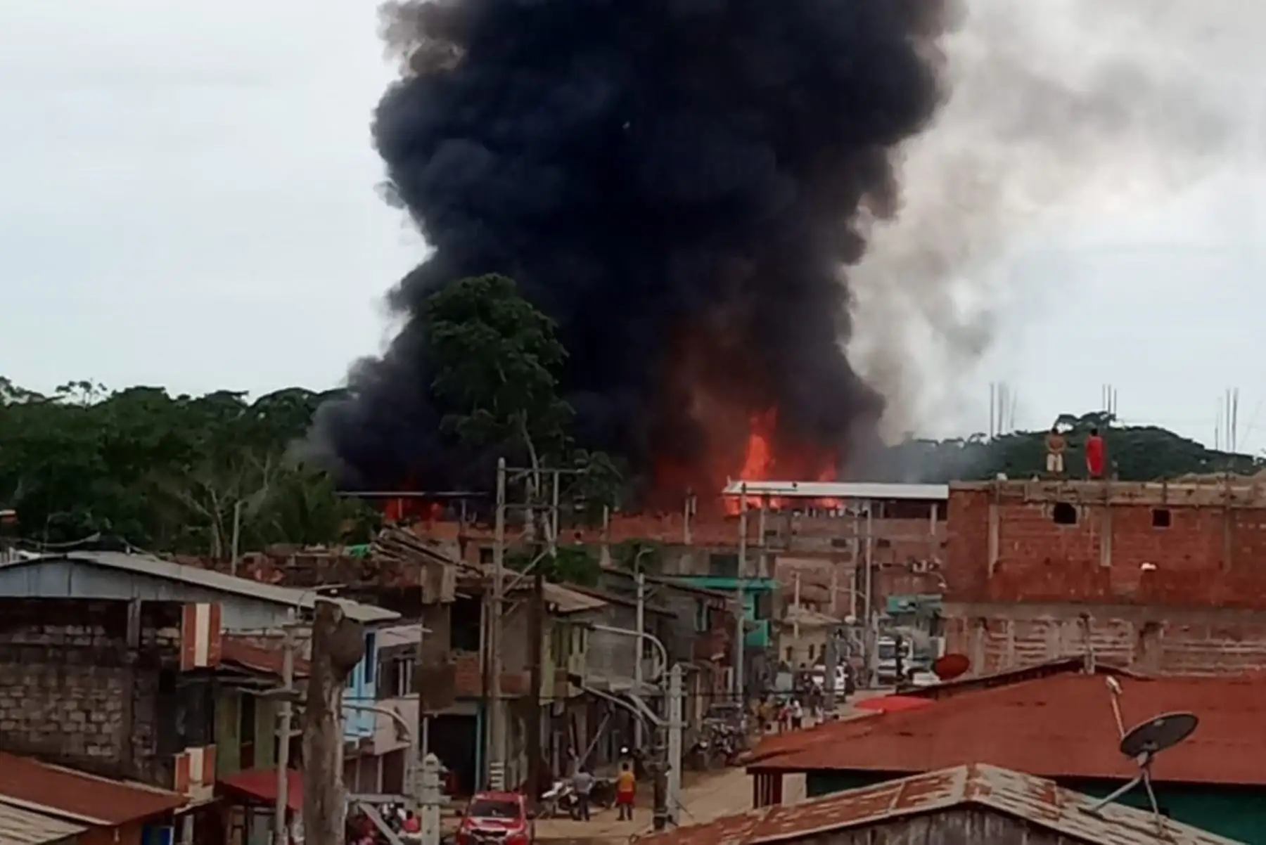 La columna de humo producida por el incendio en Boca Colorado es visible varias cuadras a la redonda.