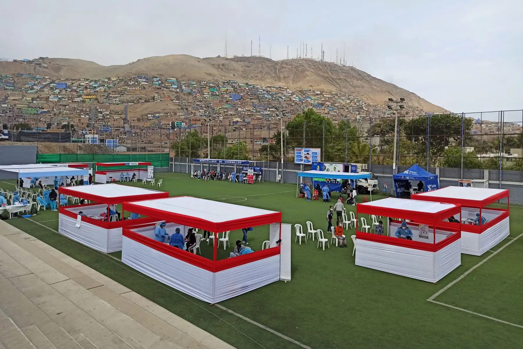 Más de 100 pacientes son atendidos en la décima Jornada de Detección Temprana de tuberculosis en la cancha "La Bombonera" en Chorrillos. Foto: Diris Lima Sur