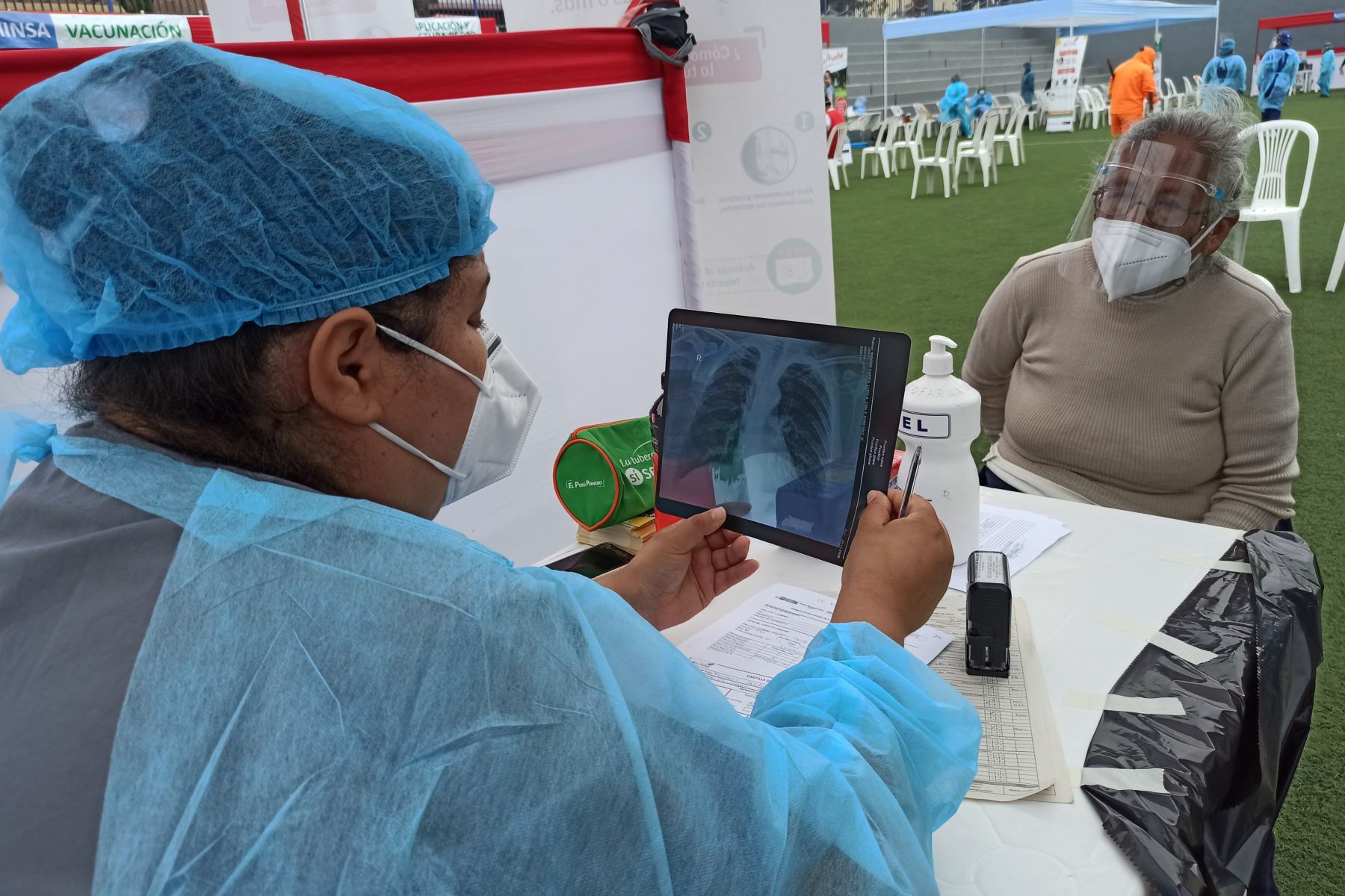 Más de 100 pacientes son atendidos en la décima Jornada de Detección Temprana de tuberculosis en la cancha "La Bombonera" en Chorrillos. Foto: Diris Lima Sur