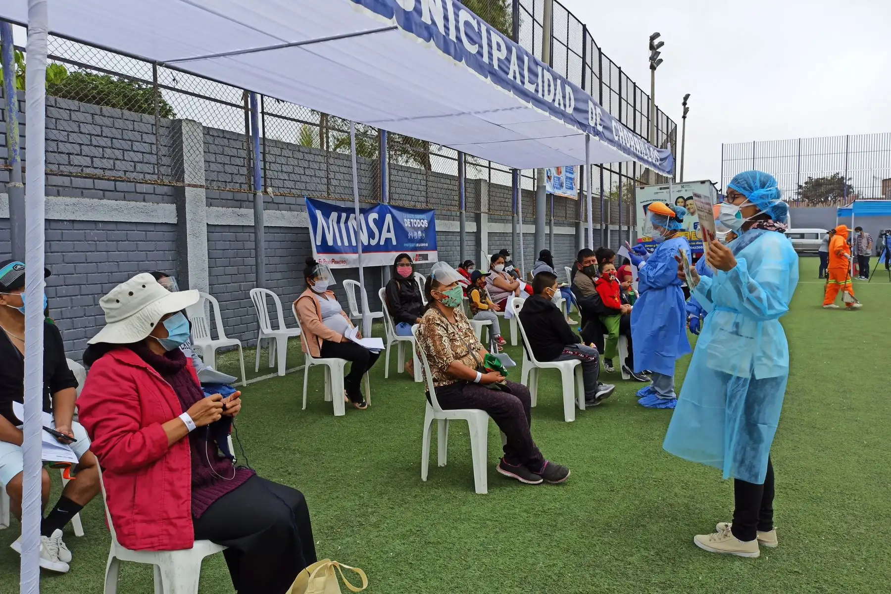 Más de 100 pacientes son atendidos en la décima Jornada de Detección Temprana de tuberculosis en la cancha "La Bombonera" en Chorrillos. Foto: Diris Lima Sur