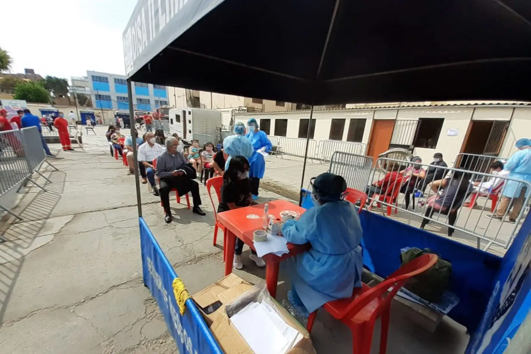 Más de 100 pacientes son atendidos en la décima Jornada de Detección Temprana de tuberculosis en la cancha "La Bombonera" en Chorrillos. Foto: Diris Lima Sur