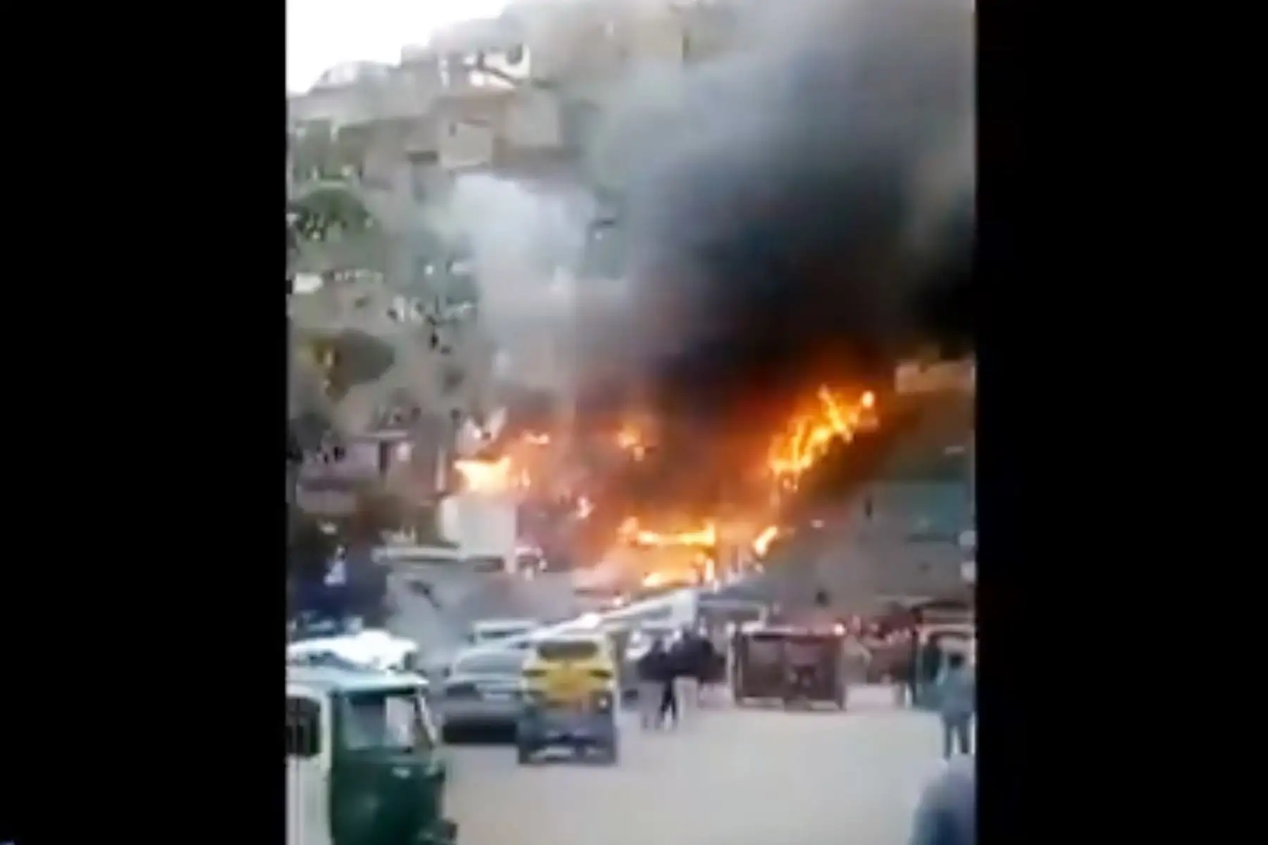 Al menos 30 viviendas de material rústico fueron arrasadas por incendio urbano en el distrito de Villa María del Triunfo. Foto: Captura TV