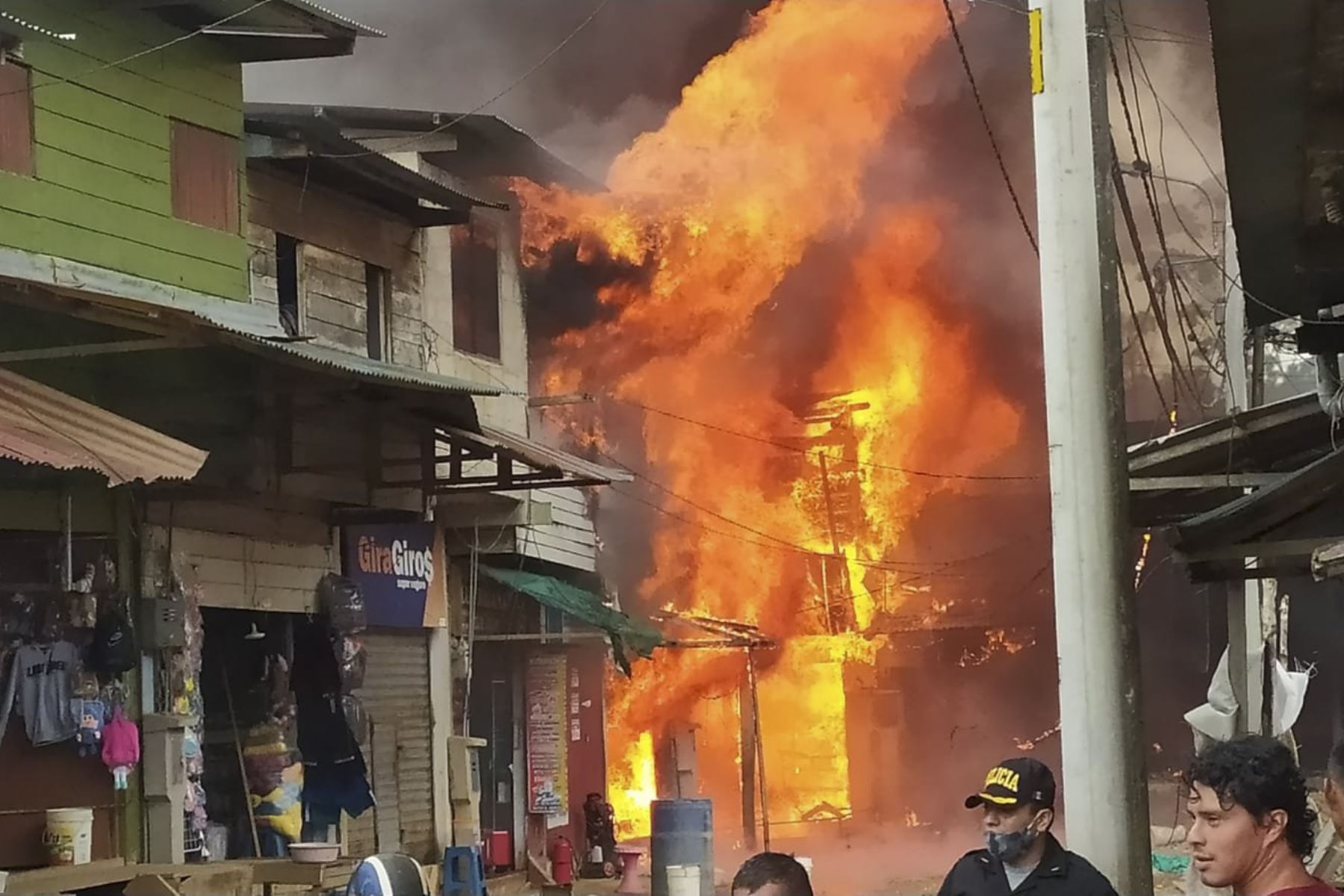 A las 12:19 horas se registró incendio urbano en el barrio Chino, en el distrito de Madre de Dios. Foto: ANDINA/Difusión