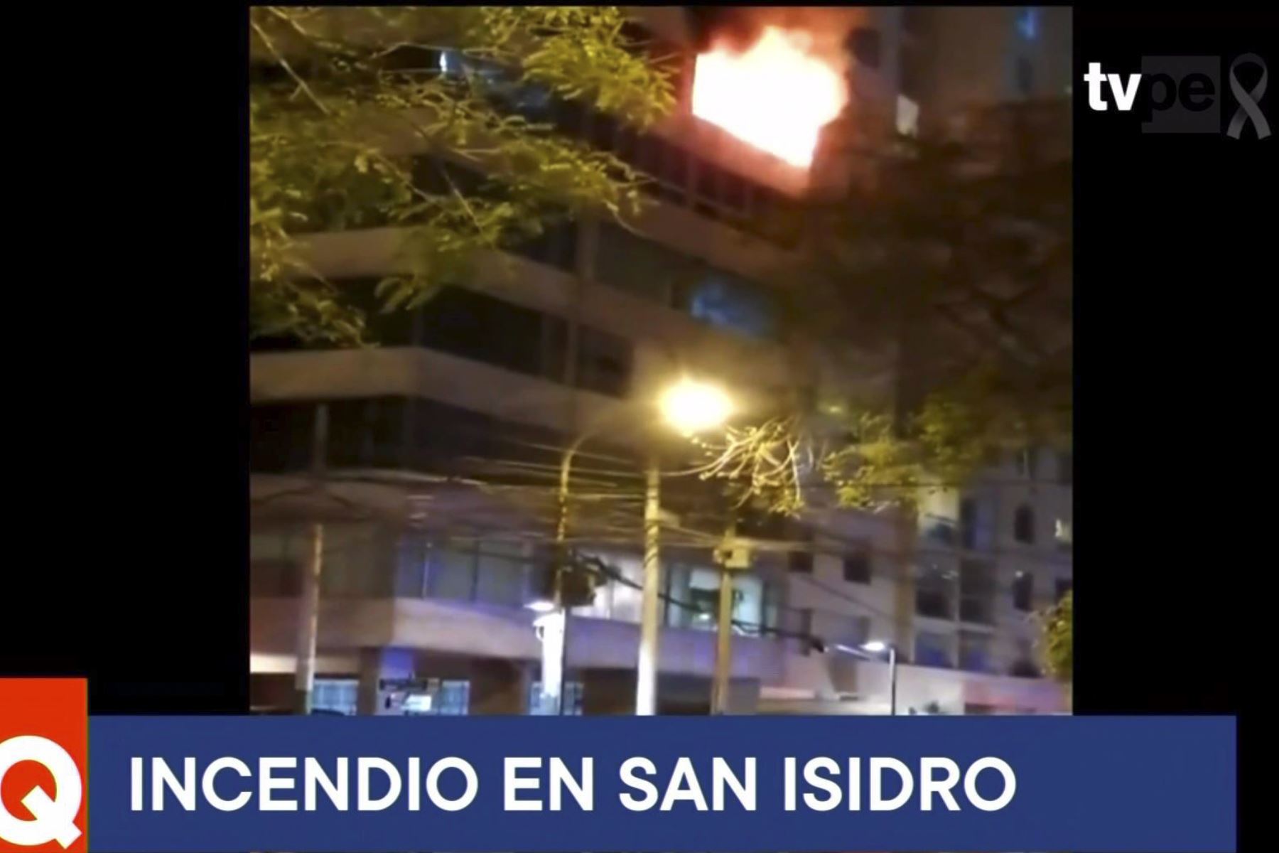 El incendio urbano registrado en el distrito de San Isidro fue confinado gracias al trabajo de seis unidades de bomberos. Foto: Captura